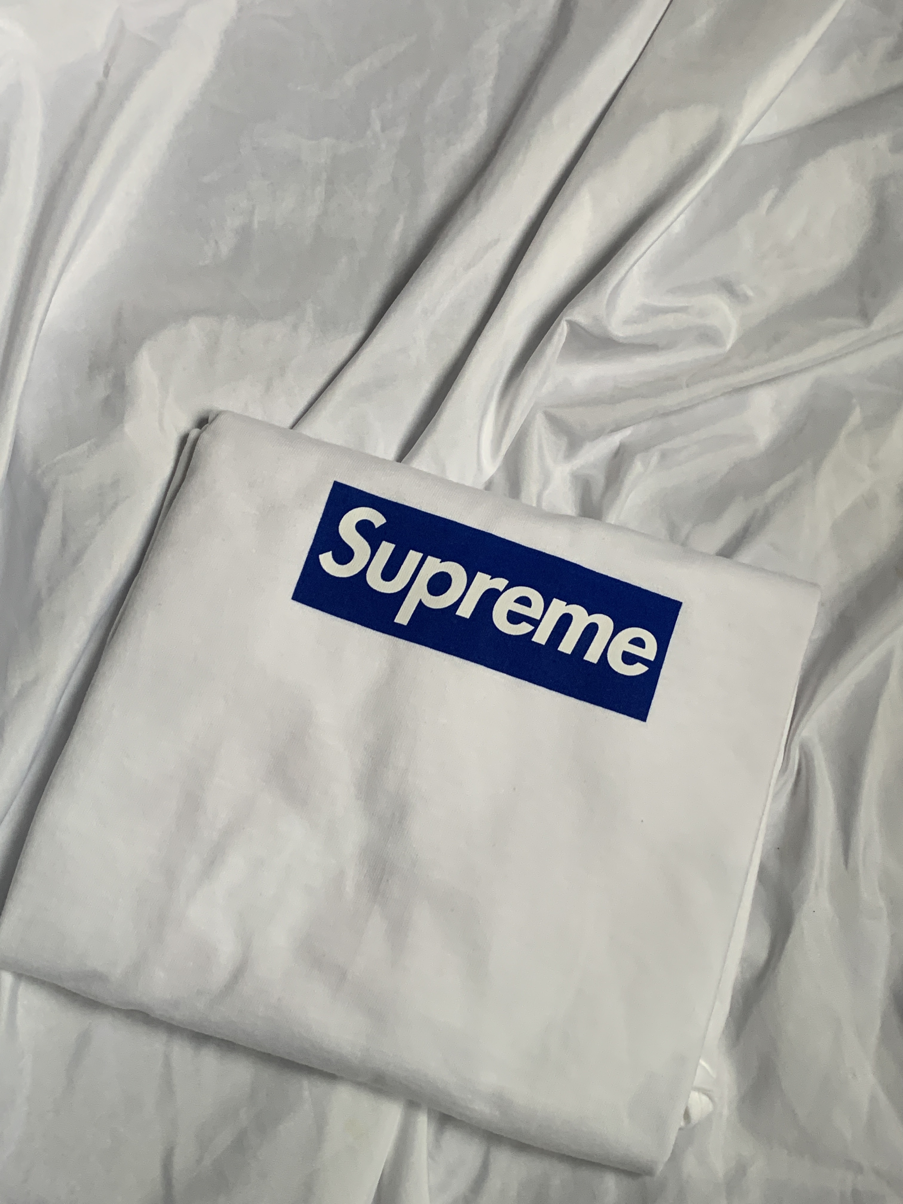 Supreme Boiled Wool S Logo 6-Panel Black - 22FW, Supreme Seoul Box Logo T-Shirt White - 23FW 착용 스타일 - 3