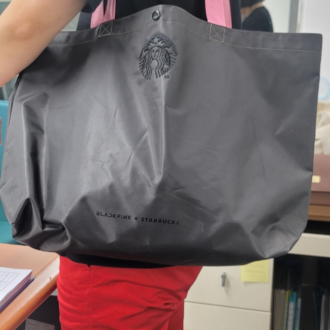 Starbucks x Blackpink Tote Bag 착용 스타일