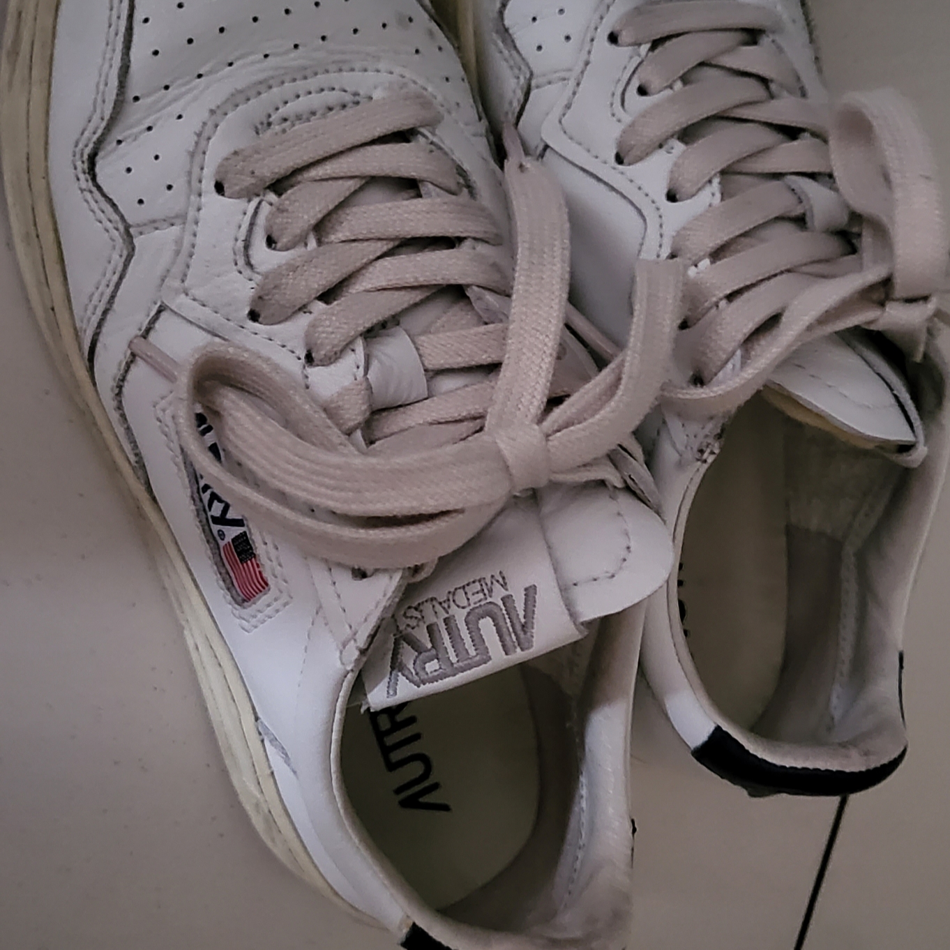 (W) Autry Medalist Low Leather Sneakers White Blue 착용 스타일