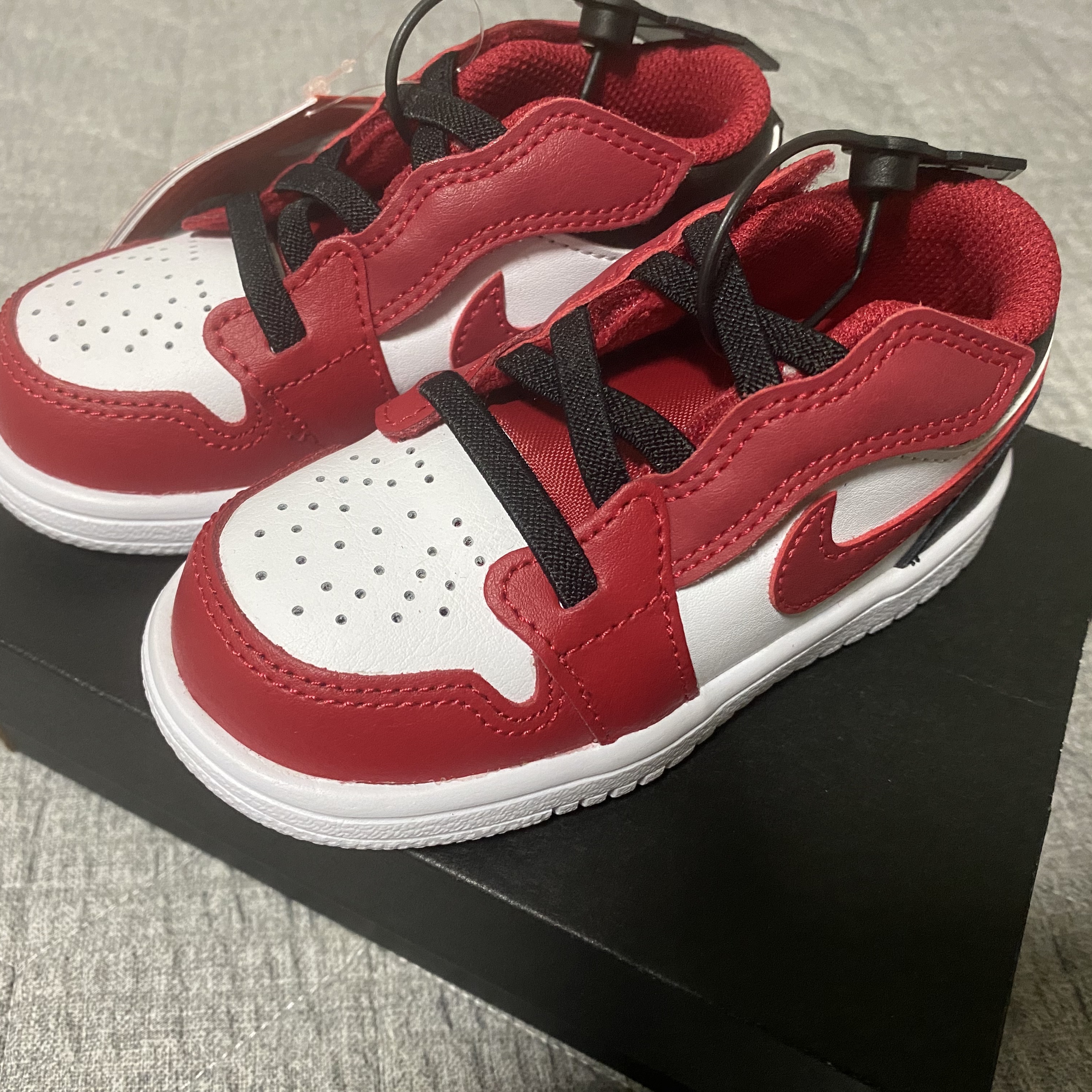 (TD) Jordan 1 Low Alt White Gym Red Black 착용 스타일 - 1