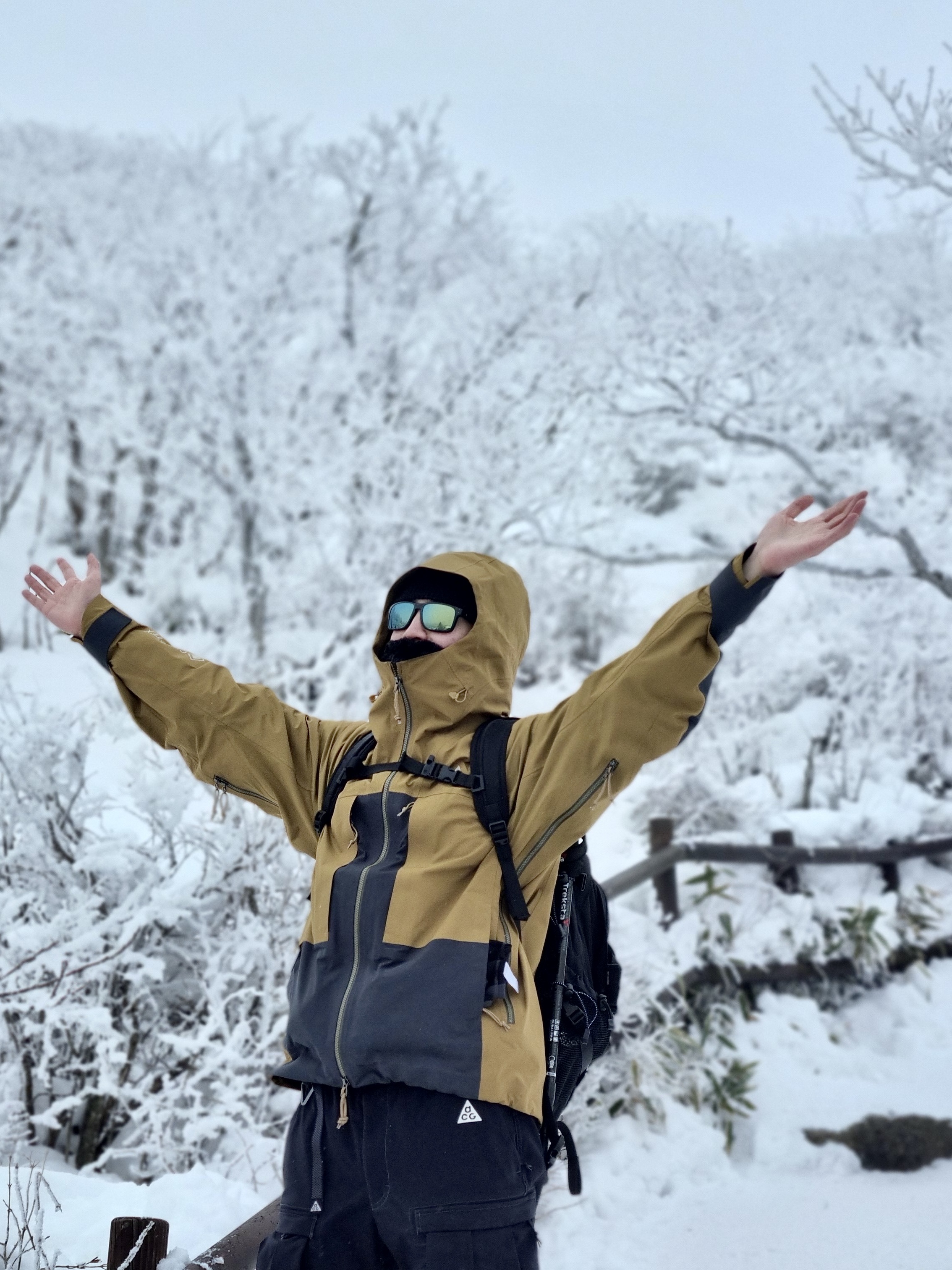 Nike ACG Gore-Tex Misery Ridge Jacket Golden Beige - Asia, Nike ACG Smith Summit Cargo Pants Black Summit White - Asia 착용 스타일 - 3