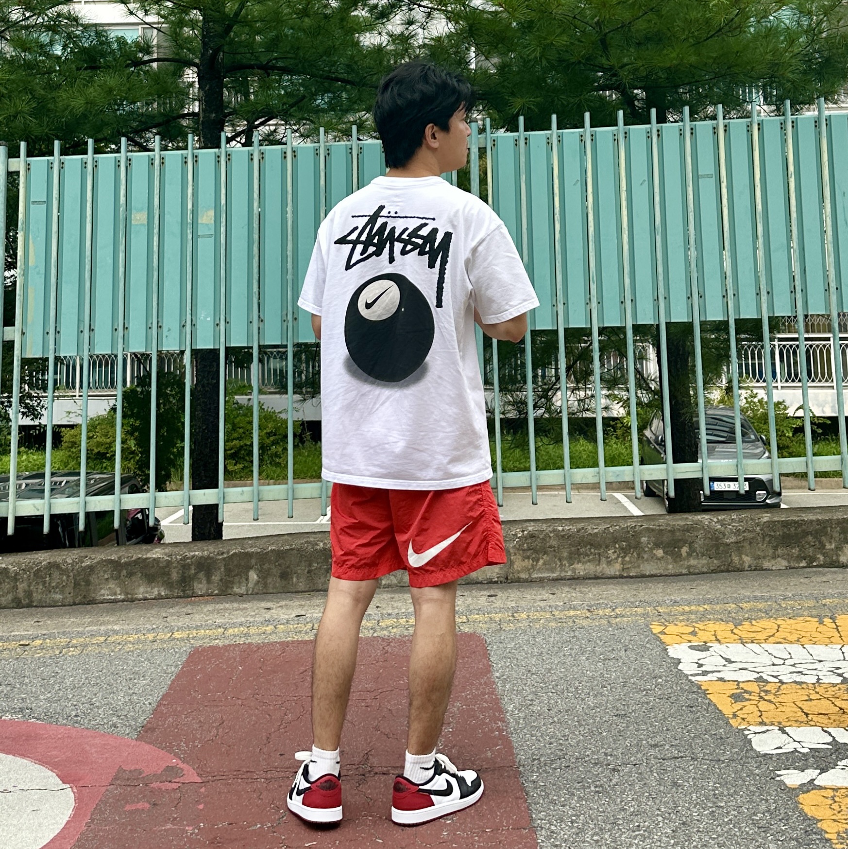 Nike x Stussy NRG FL SS 8 Ball T-Shirt White (DO9322-100), Nike x Stussy Water Shorts Habanero Red 착용 스타일 - 2