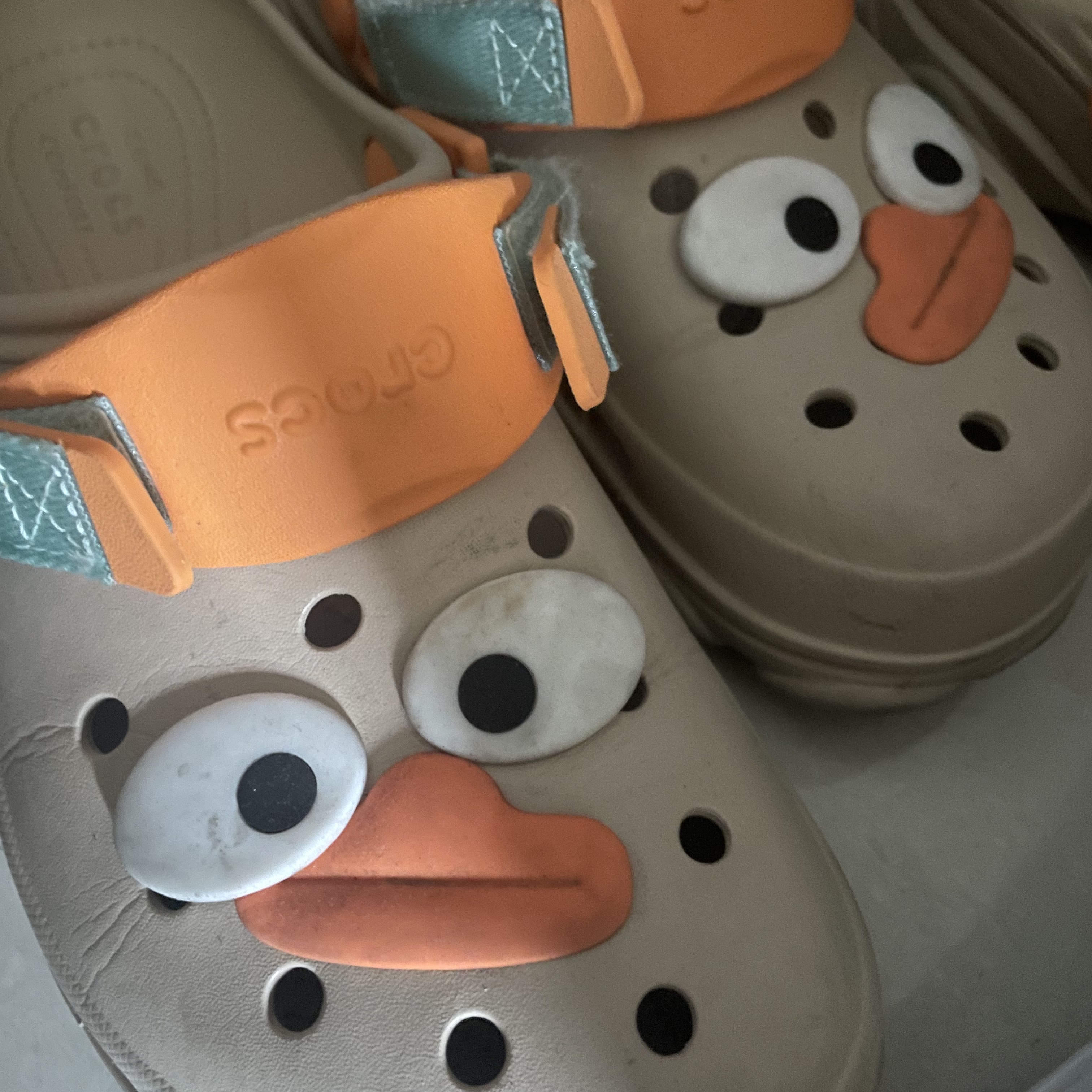 Crocs All Terrain Clog Chai Multi 착용 스타일