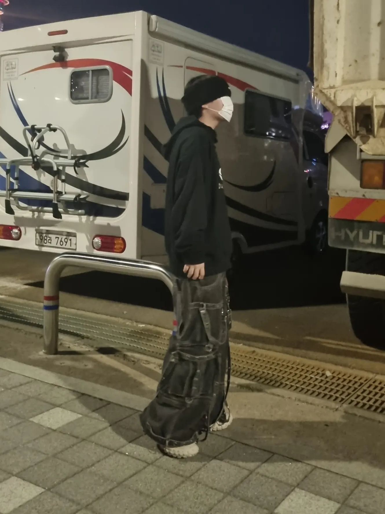 (W) Balenciaga Defender Sneakers Beige 착용 스타일 - 2