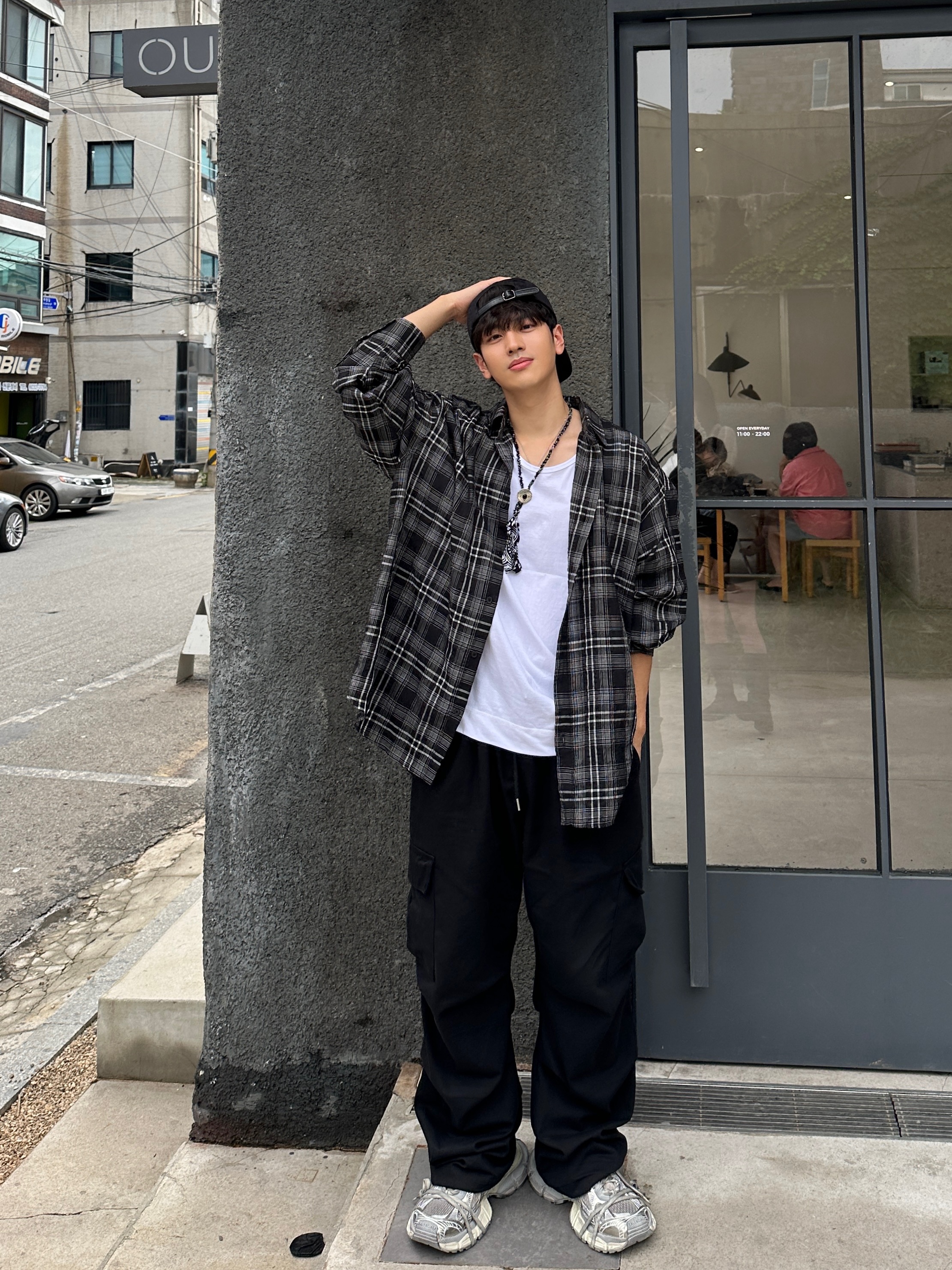 Balenciaga 3XL Sneakers Light Beige 착용 스타일 - 2