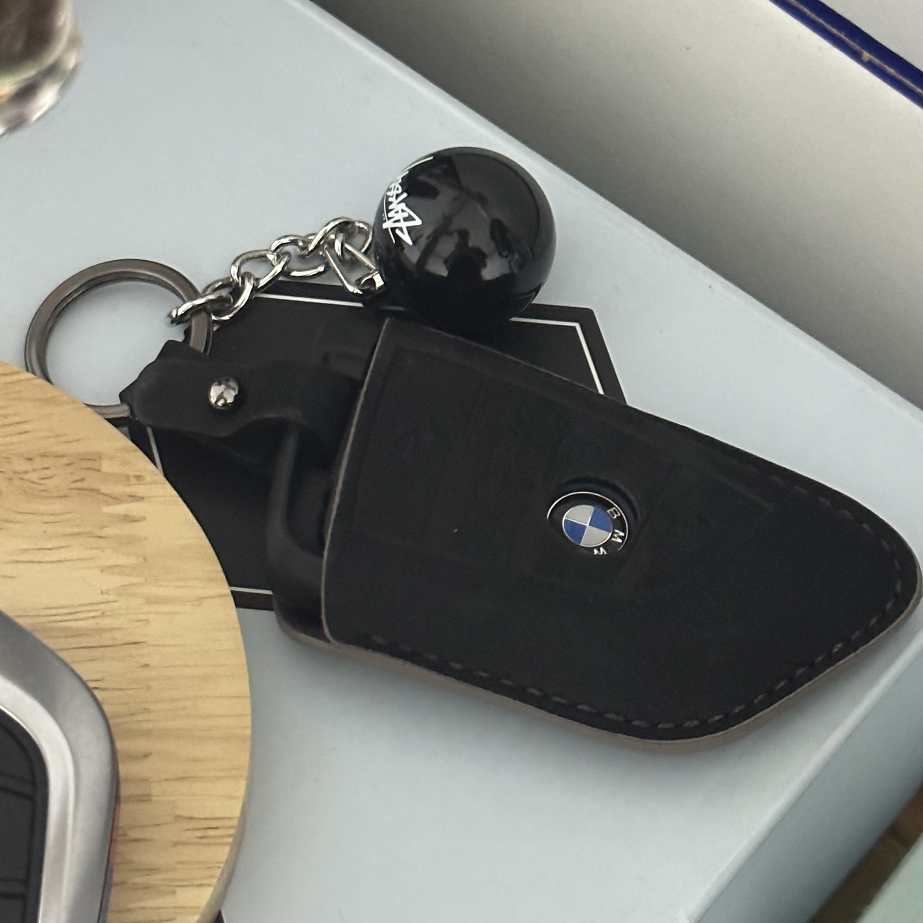 Stussy 8 Ball Keychain Black 착용 스타일