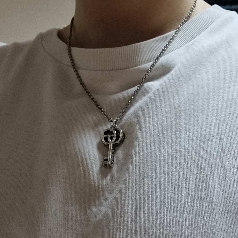 Gucci Double G Key Necklace Silver 착용 스타일