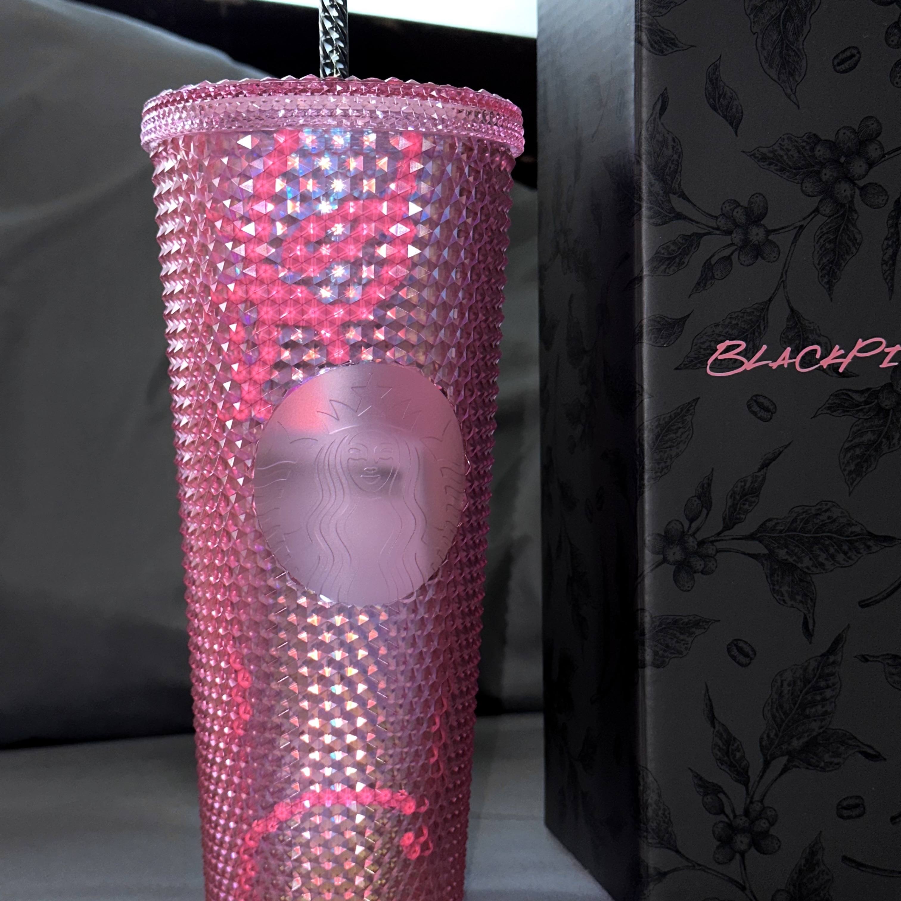 Starbucks x Blackpink Pink Stud Cold Cup 710ml 착용 스타일 - 3