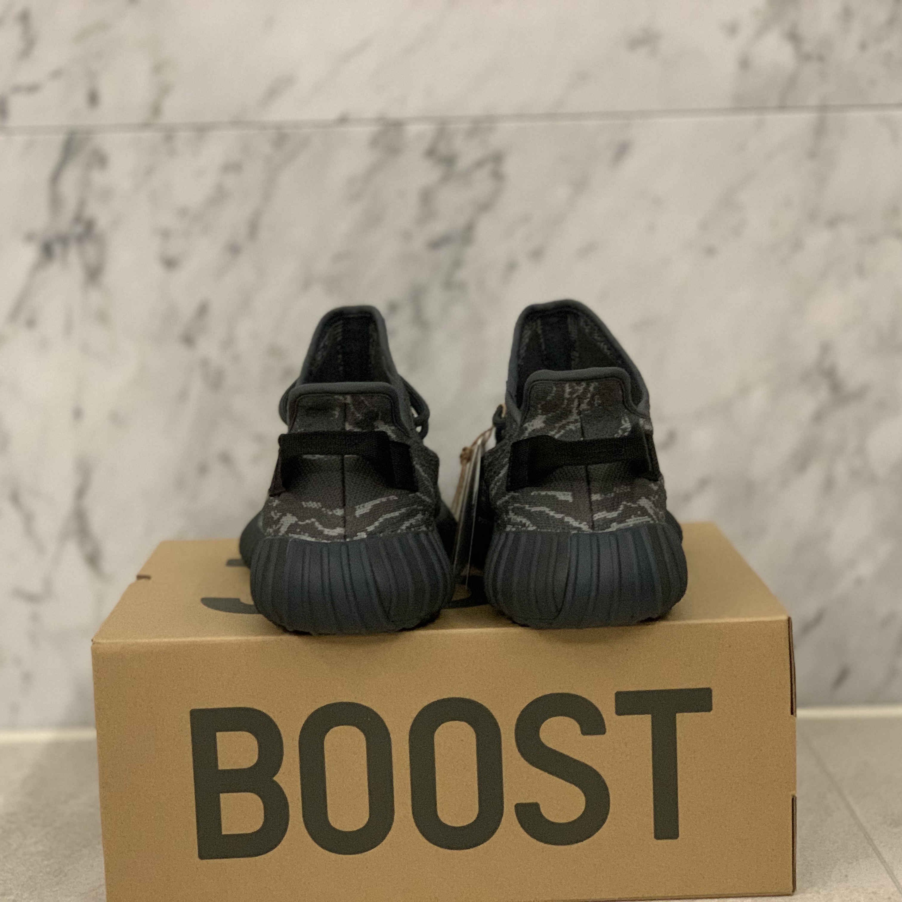Adidas Yeezy Boost 350 V2 MX Dark Salt 착용 스타일 - 4