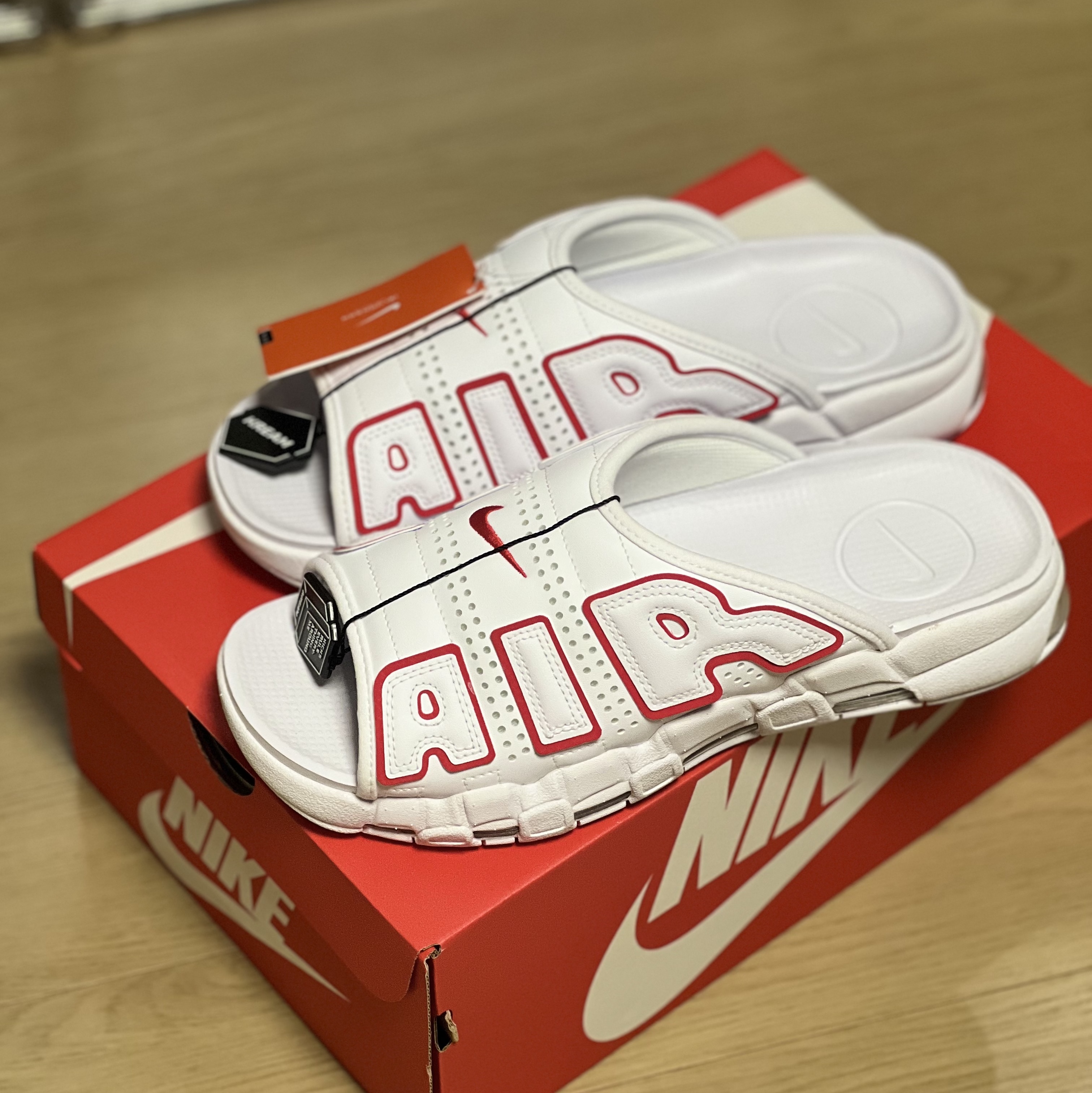 Nike Air More Uptempo Slide White University Red 착용 스타일