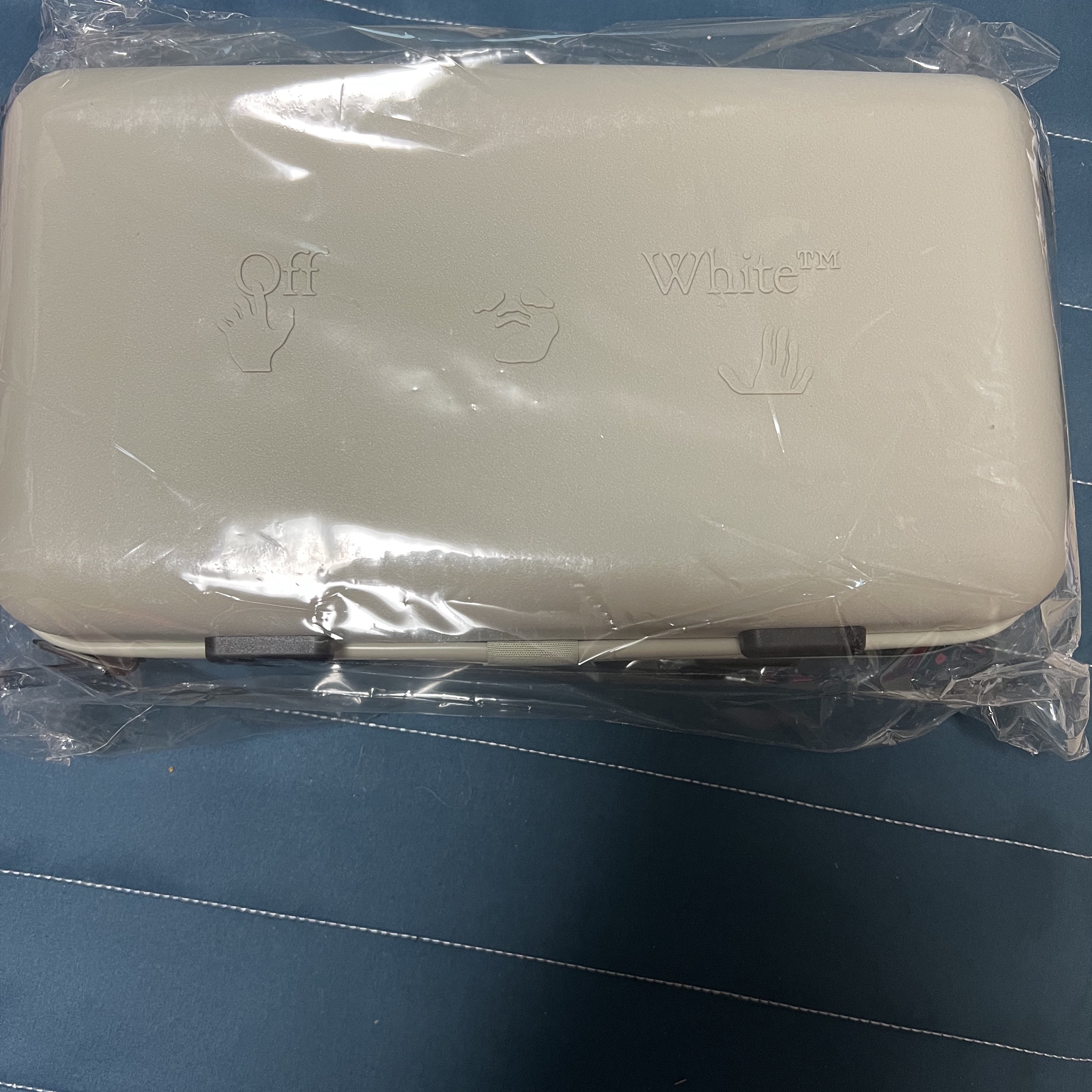 Off-White x Amore Pacific Protection Box (Without Cosmetics) 착용 스타일 - 1