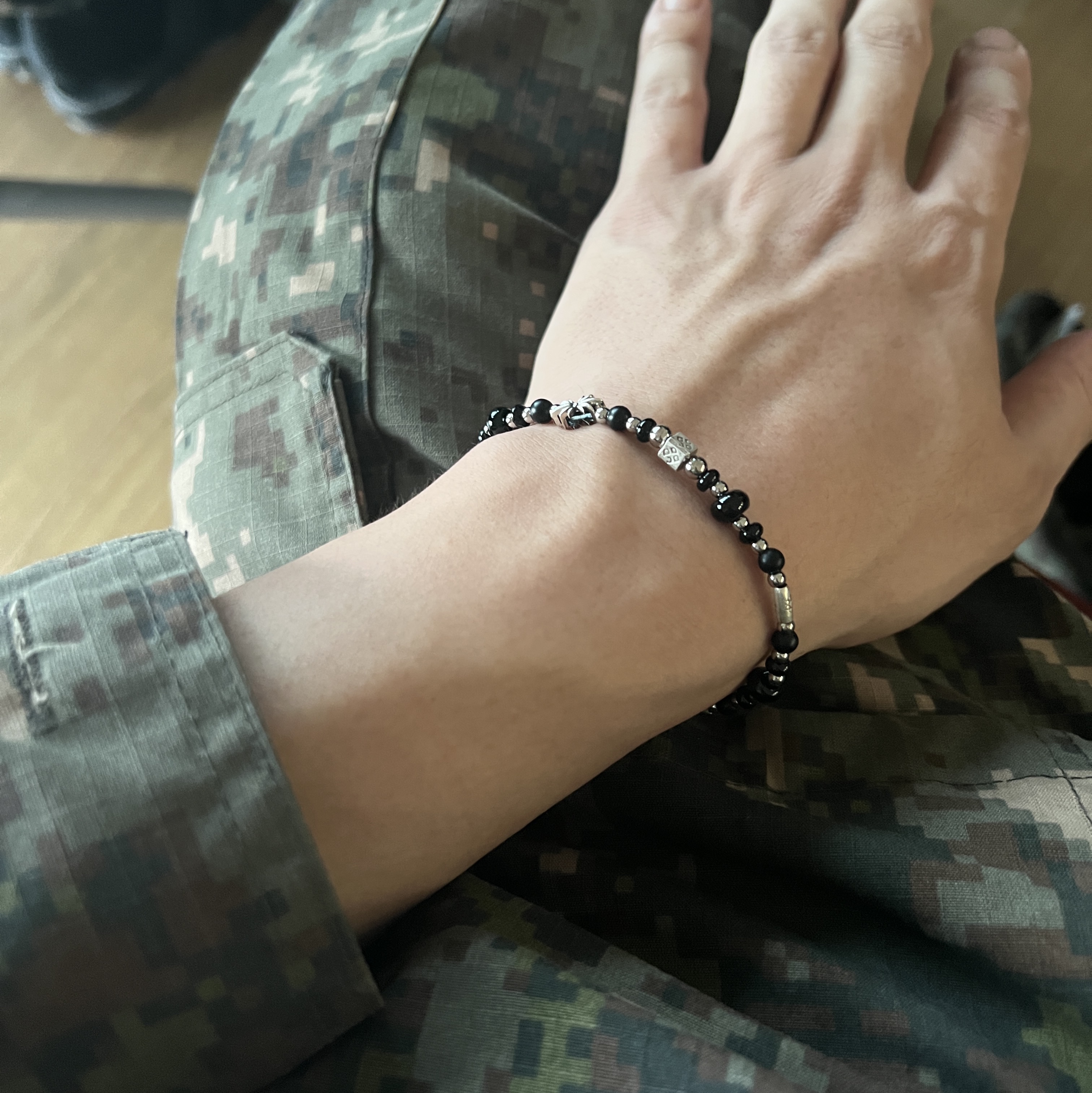 Scudo Garden Karen Beads Bracelet Black 착용 스타일