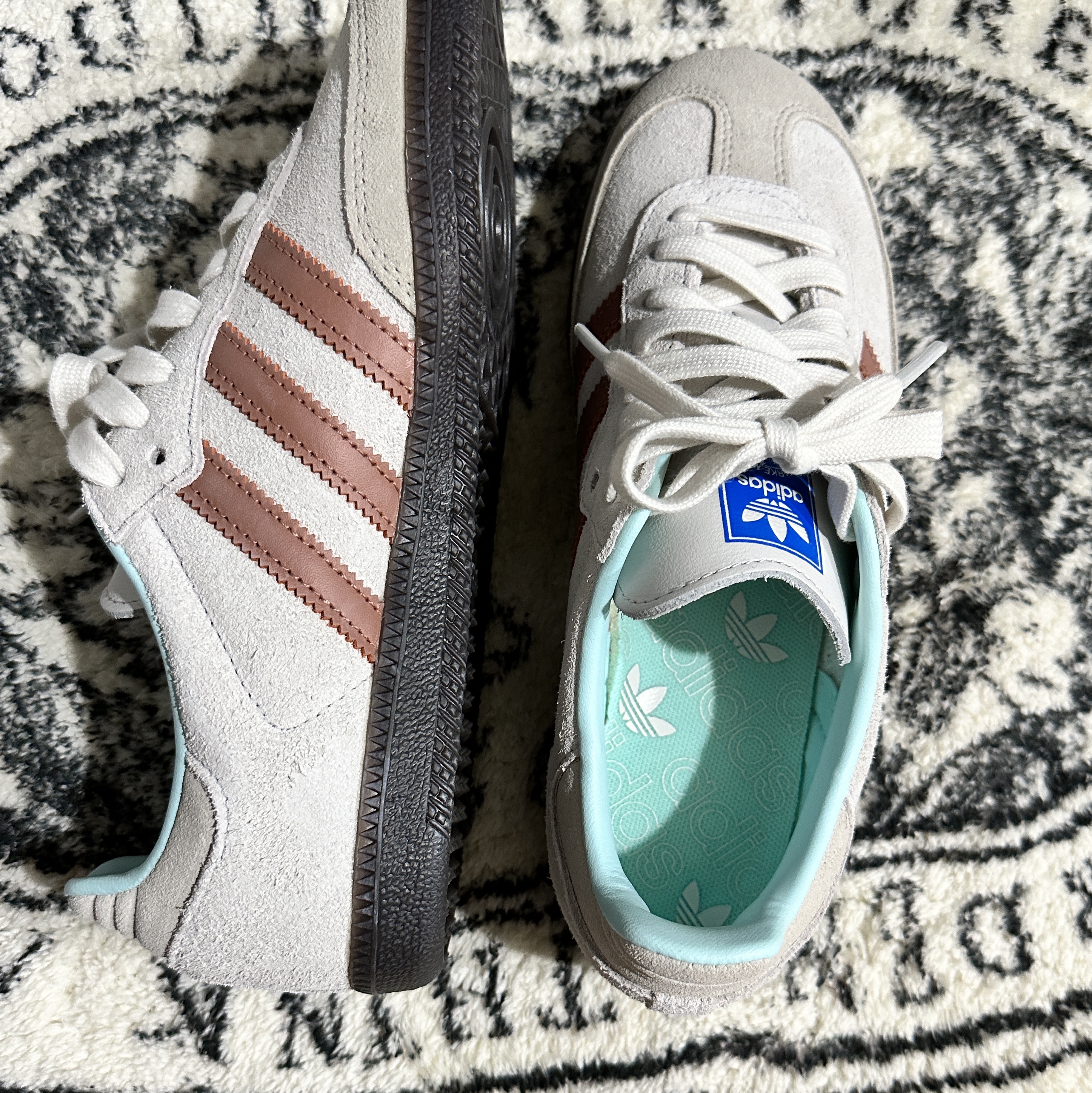 Adidas Samba OG Crystal White Clay Strata 착용 스타일