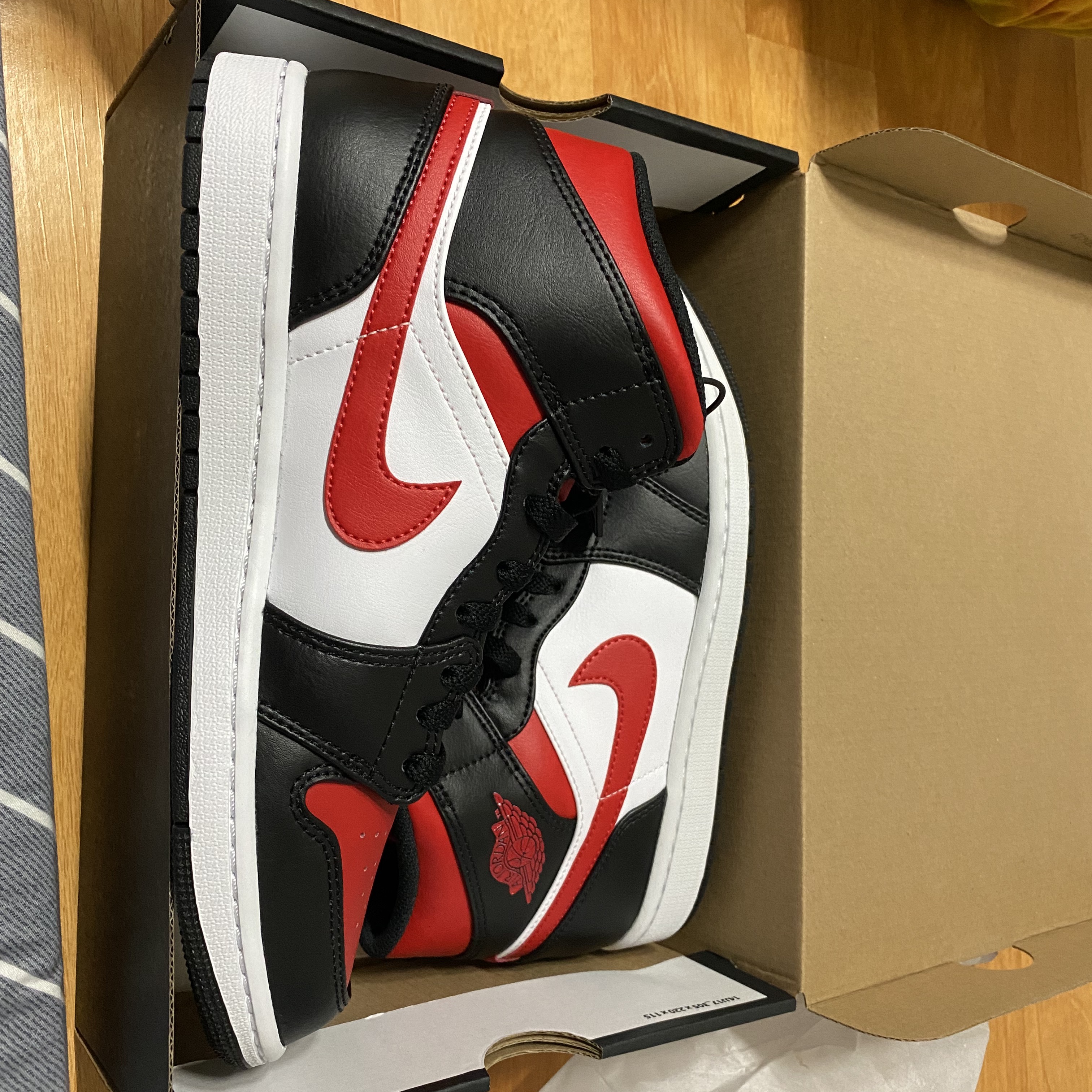 Jordan 1 Mid Black Fire Red 착용 스타일 - 2
