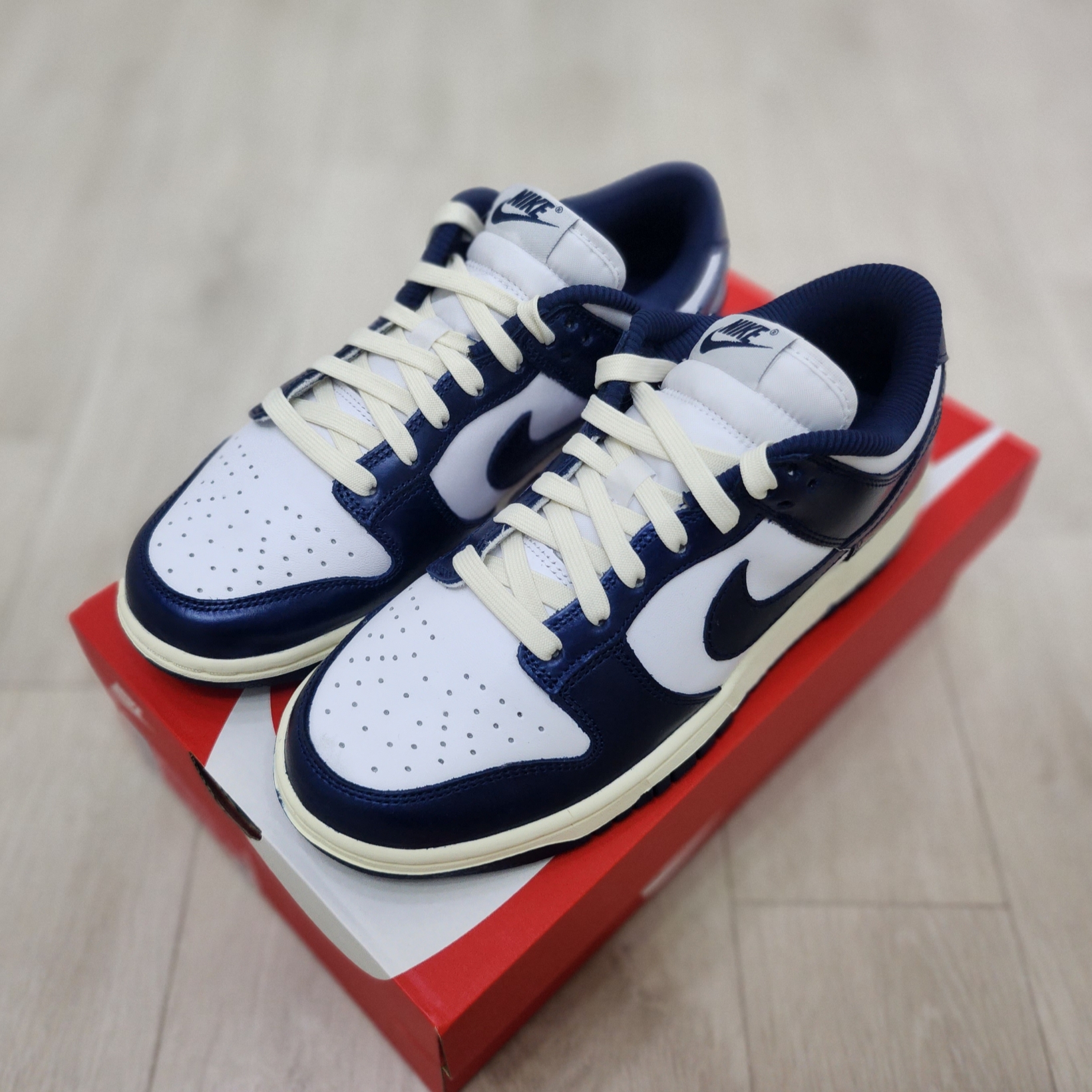 (W) Nike Dunk Low PRM Midnight Navy and White 착용 스타일 - 2