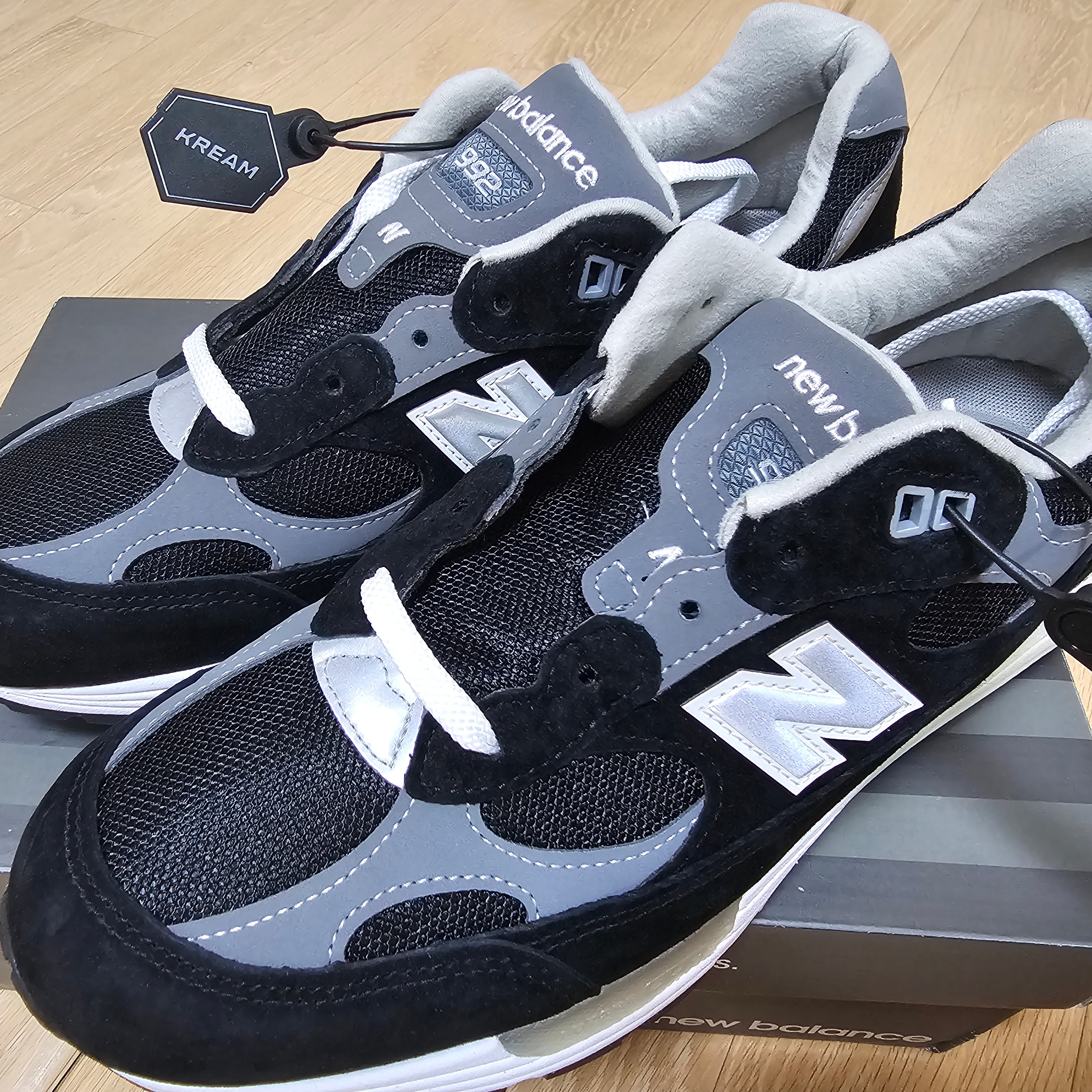 New Balance 992 Made in USA Black Grey 착용 스타일 - 2