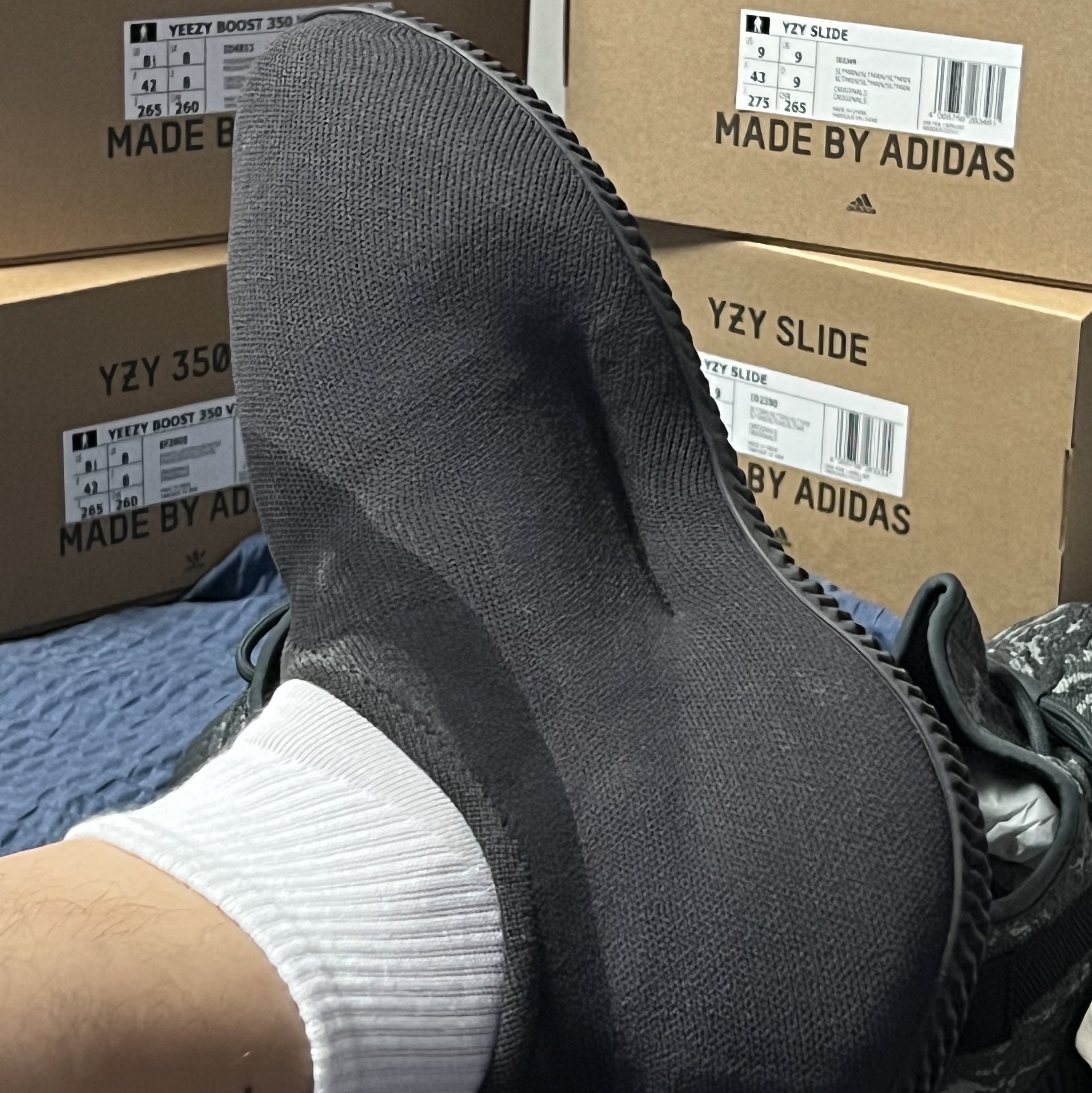 Adidas Yeezy Knit RNR Fade Onyx 착용 스타일 - 2