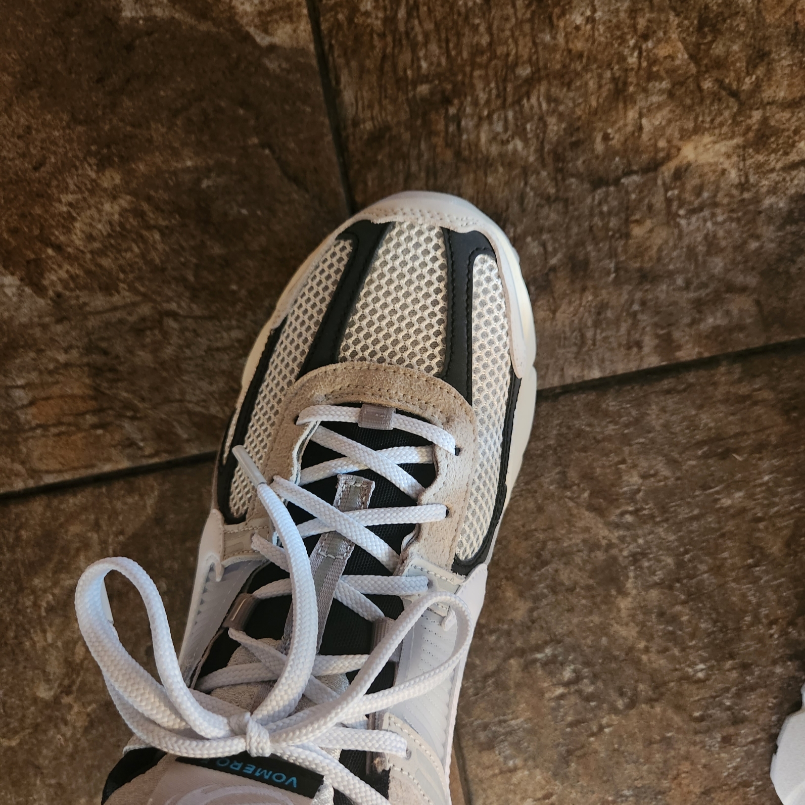 Nike Zoom Vomero 5 Light Bone and Black 착용 스타일 - 2