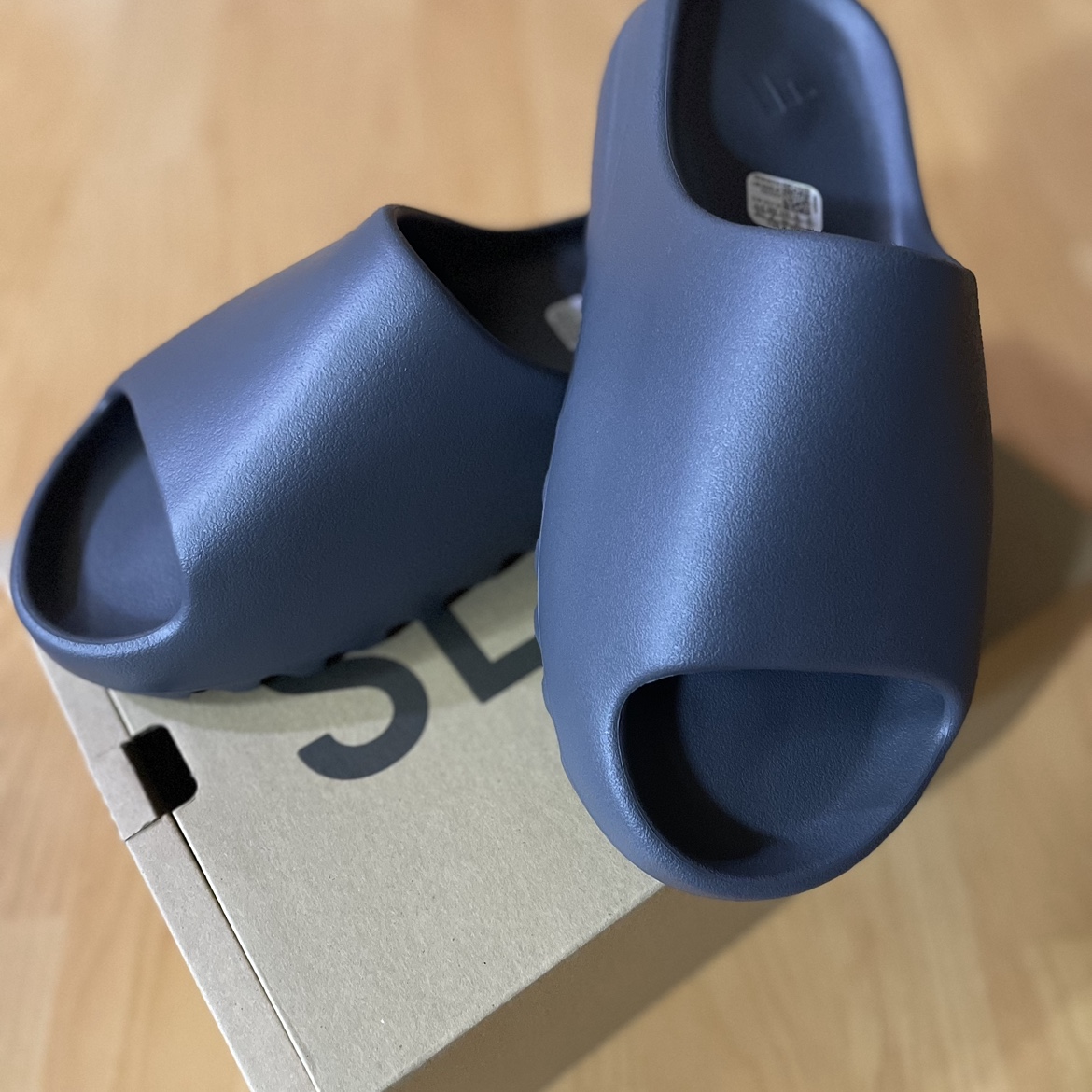 Adidas Yeezy Slide Slate Grey 착용 스타일