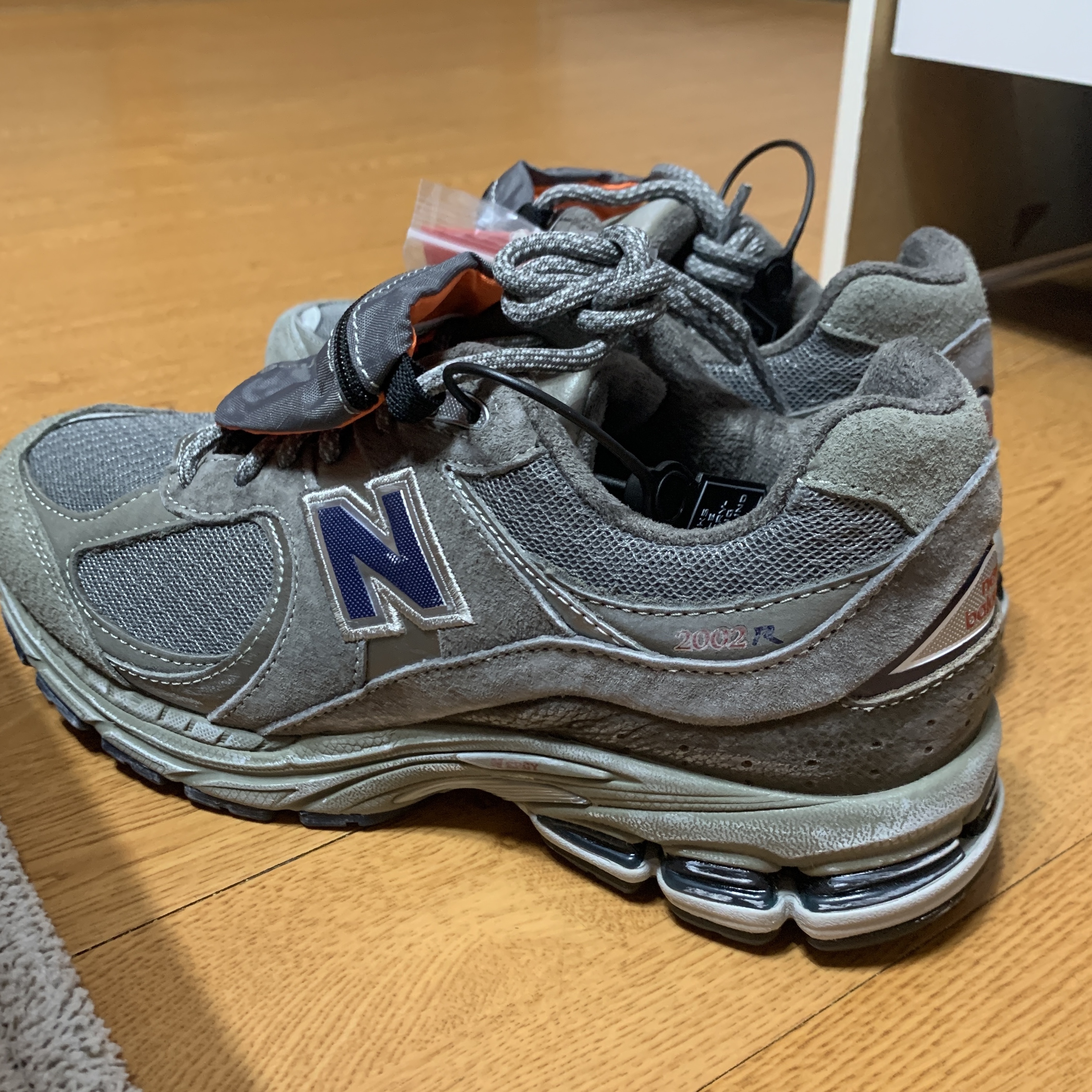 New Balance 2002R Premium Vintage Grey 착용 스타일