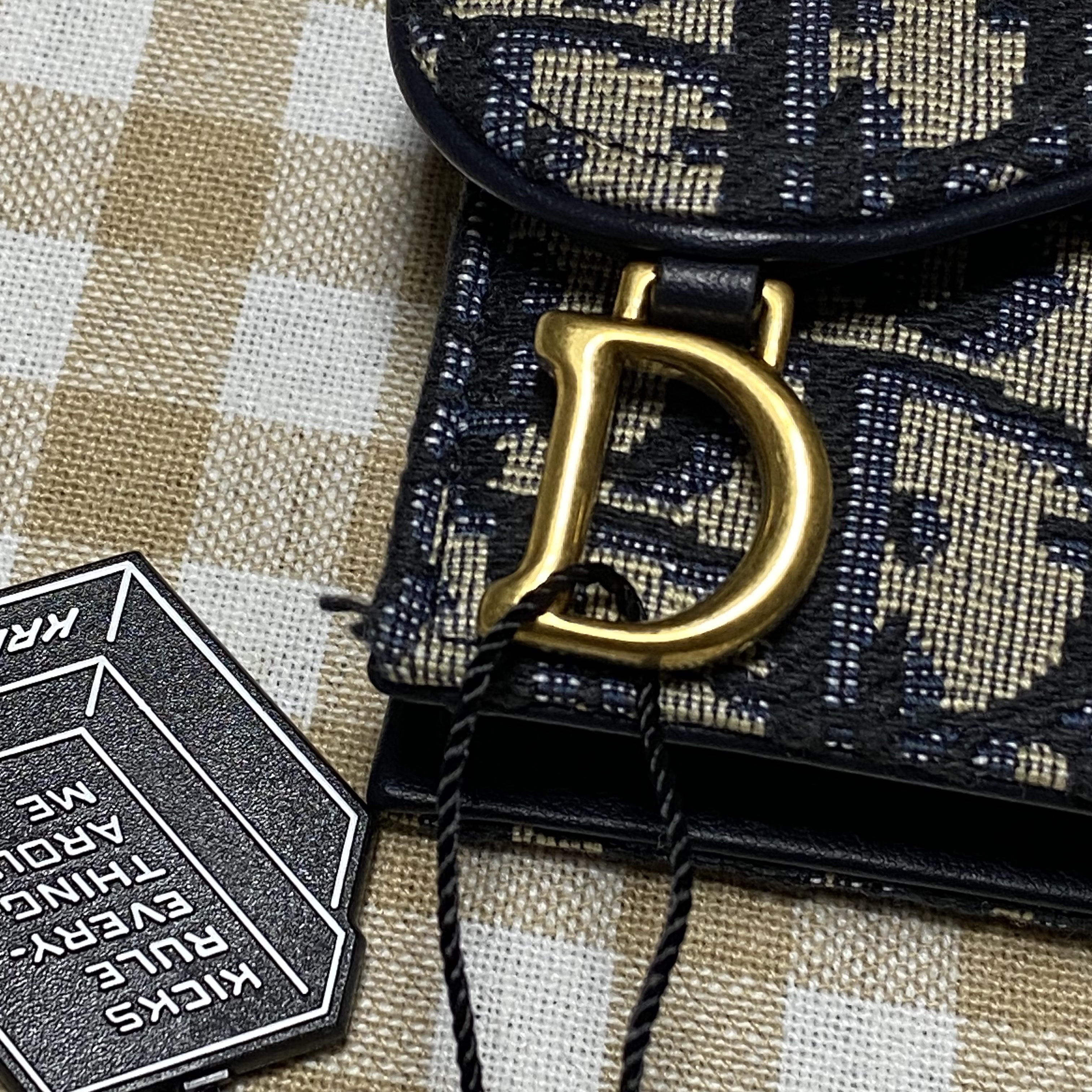 Dior Saddle Flap Card Holder Blue Dior Oblique Jacquard 착용 스타일 - 1