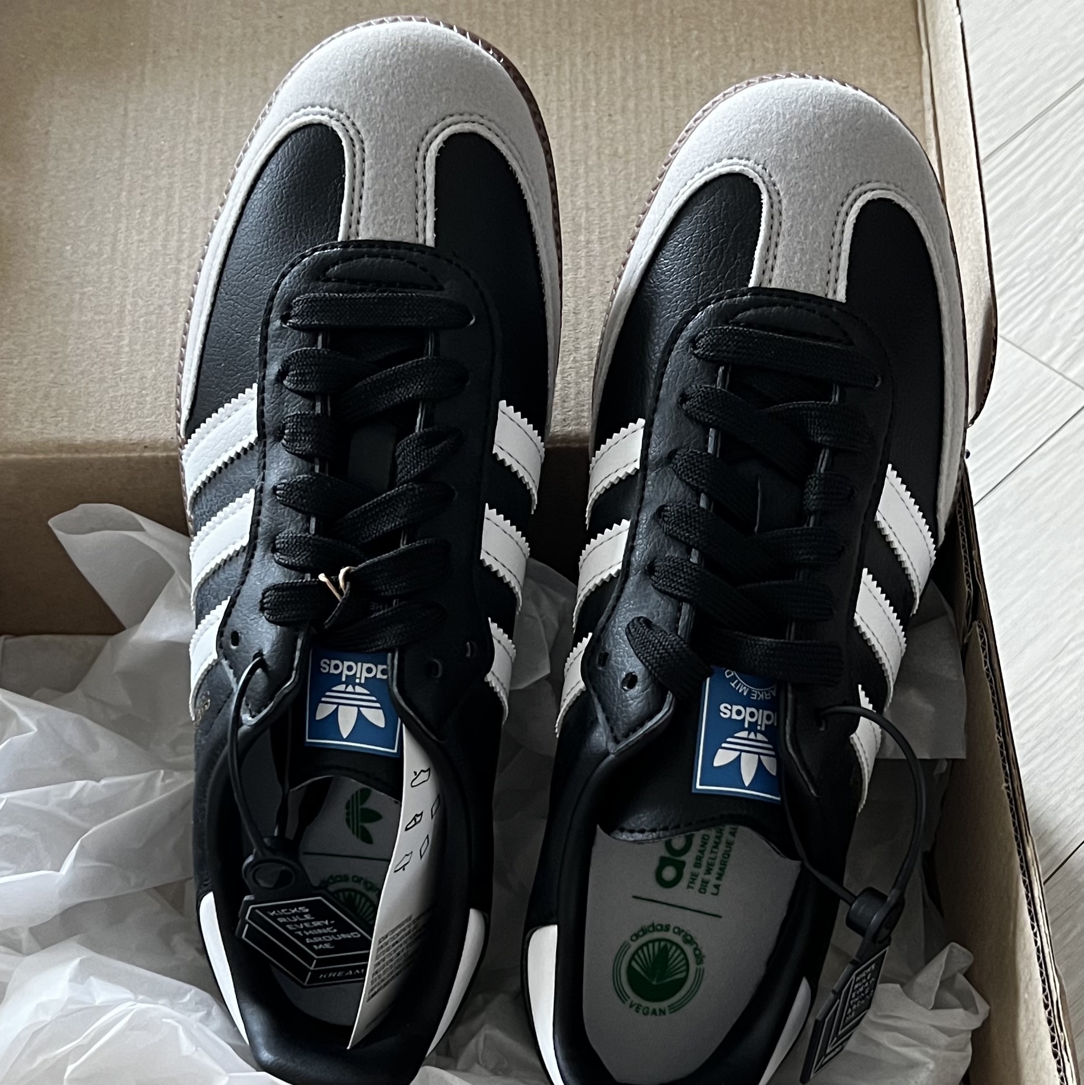 Adidas Samba Vegan Black White 착용 스타일 - 2