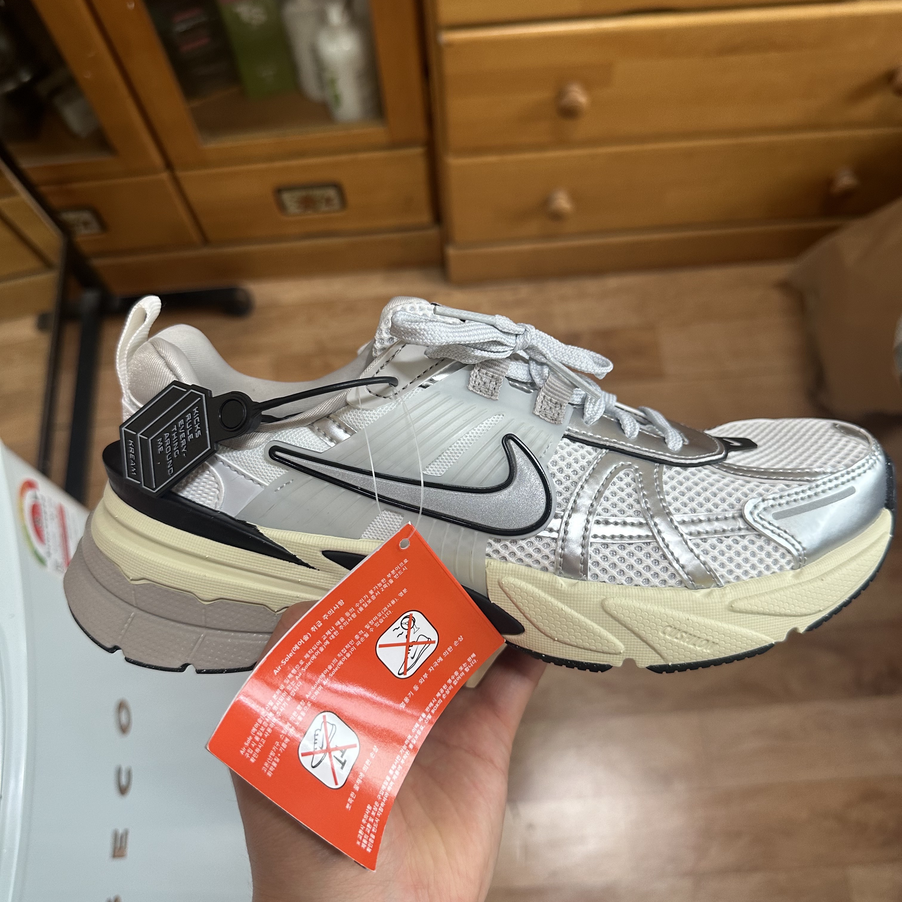 Nike V2K Run Summit White Metallic Silver 착용 스타일 - 4
