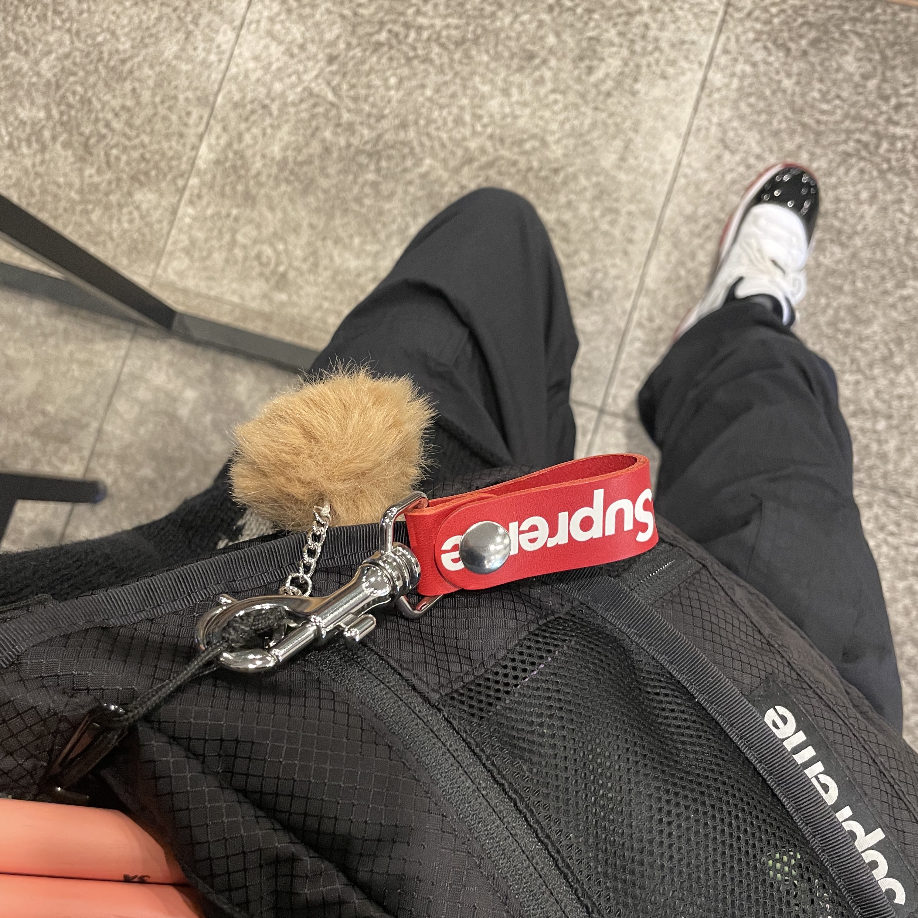 Supreme Leather Key Loop Red - 21SS, Supreme Small Messenger Bag Black - 22SS 착용 스타일 - 1