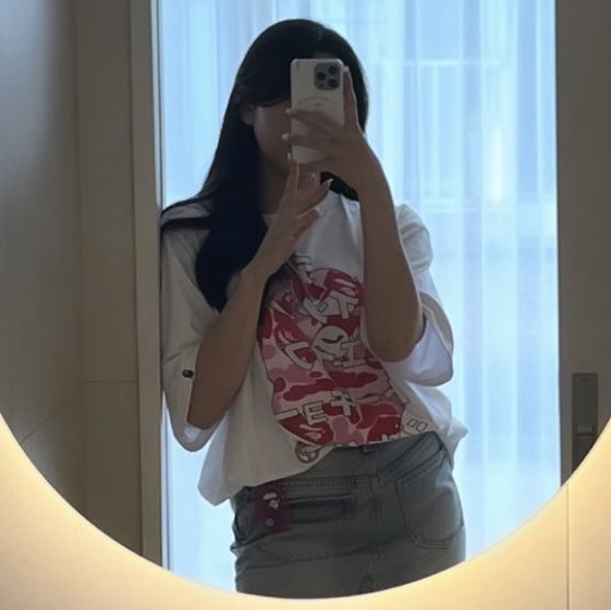 BAPE Ape Head Coin Case M Pink 착용 스타일