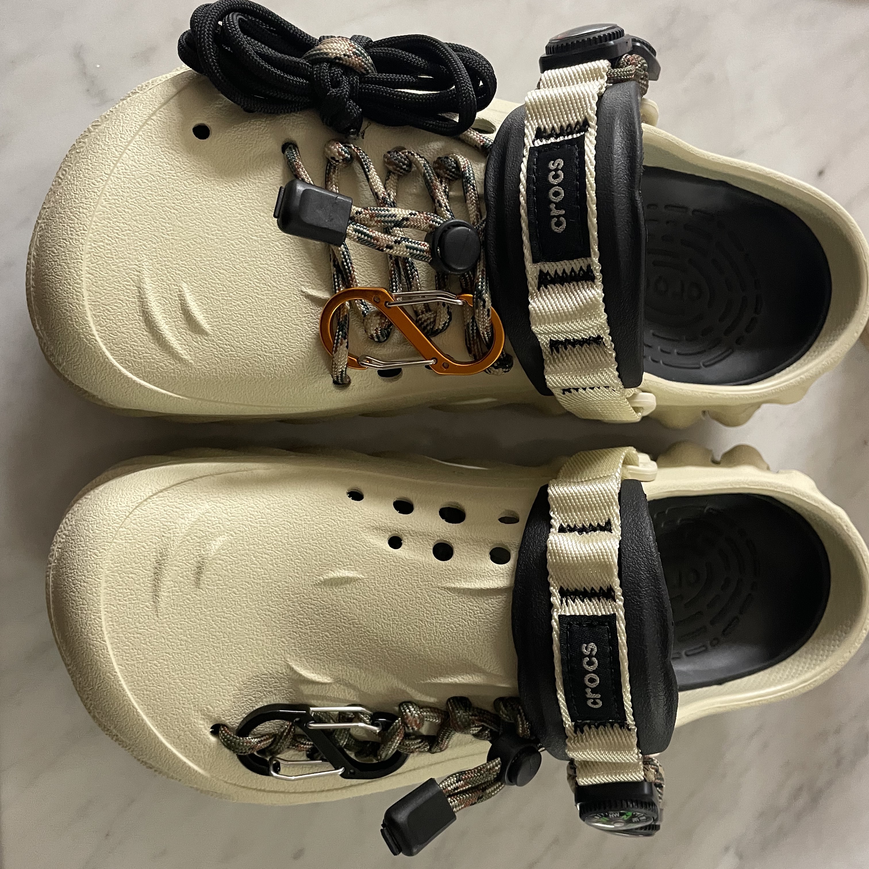 Crocs Echo Clog Bone Black 착용 스타일