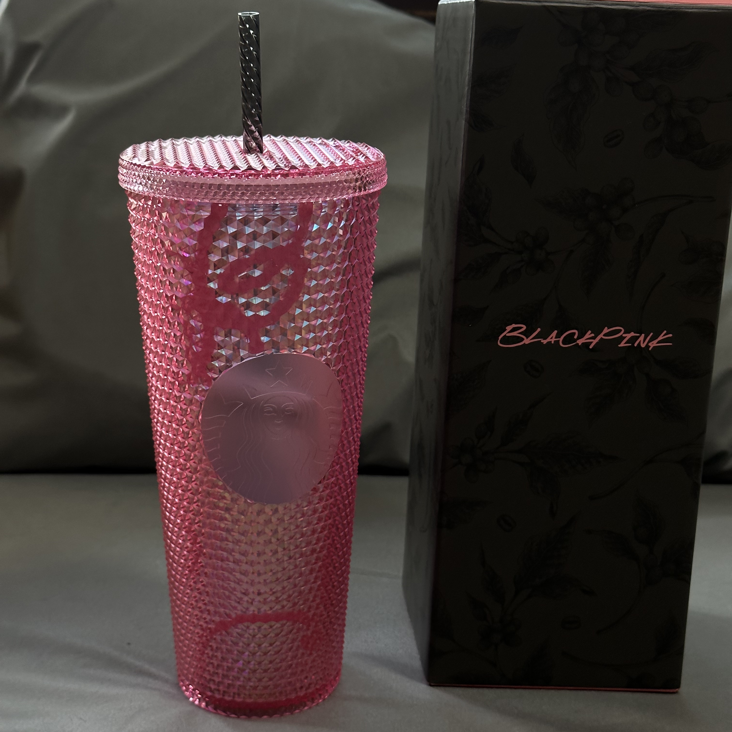 Starbucks x Blackpink Pink Stud Cold Cup 710ml 착용 스타일 - 1