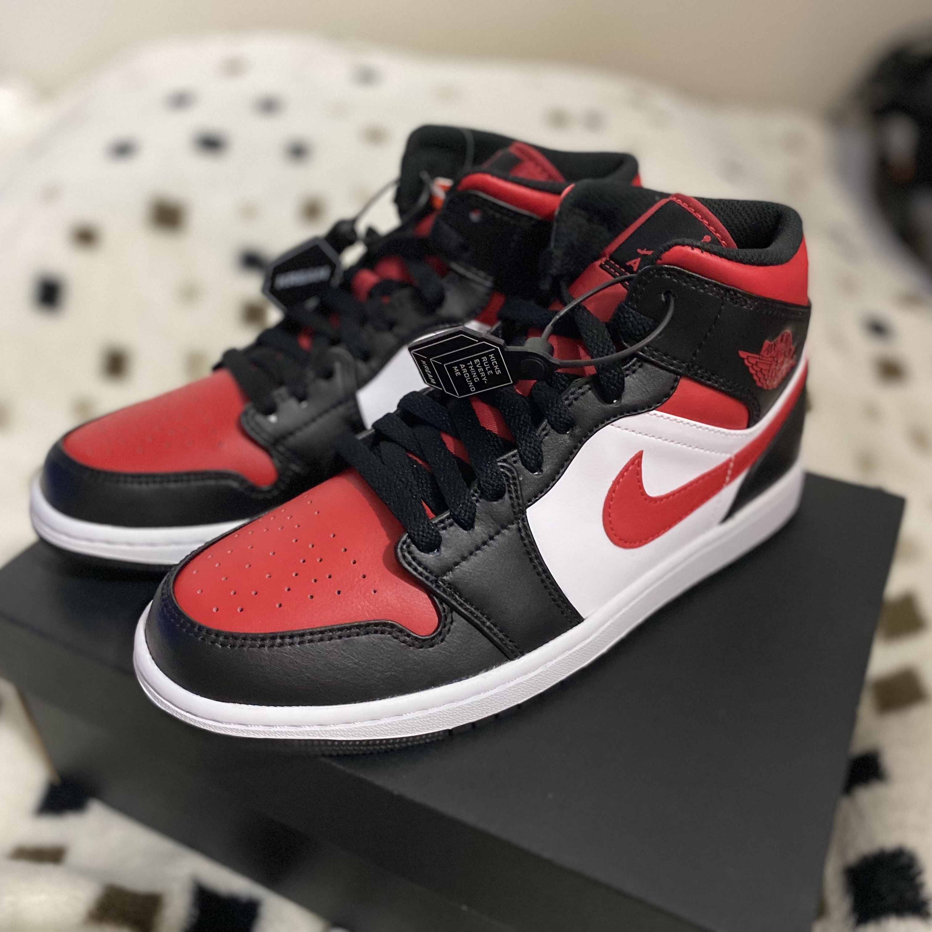 Jordan 1 Mid Black Fire Red 착용 스타일 - 1