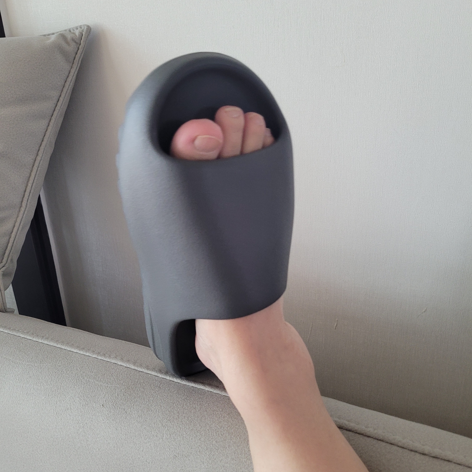 Adidas Yeezy Slide Slate Grey 착용 스타일 - 1