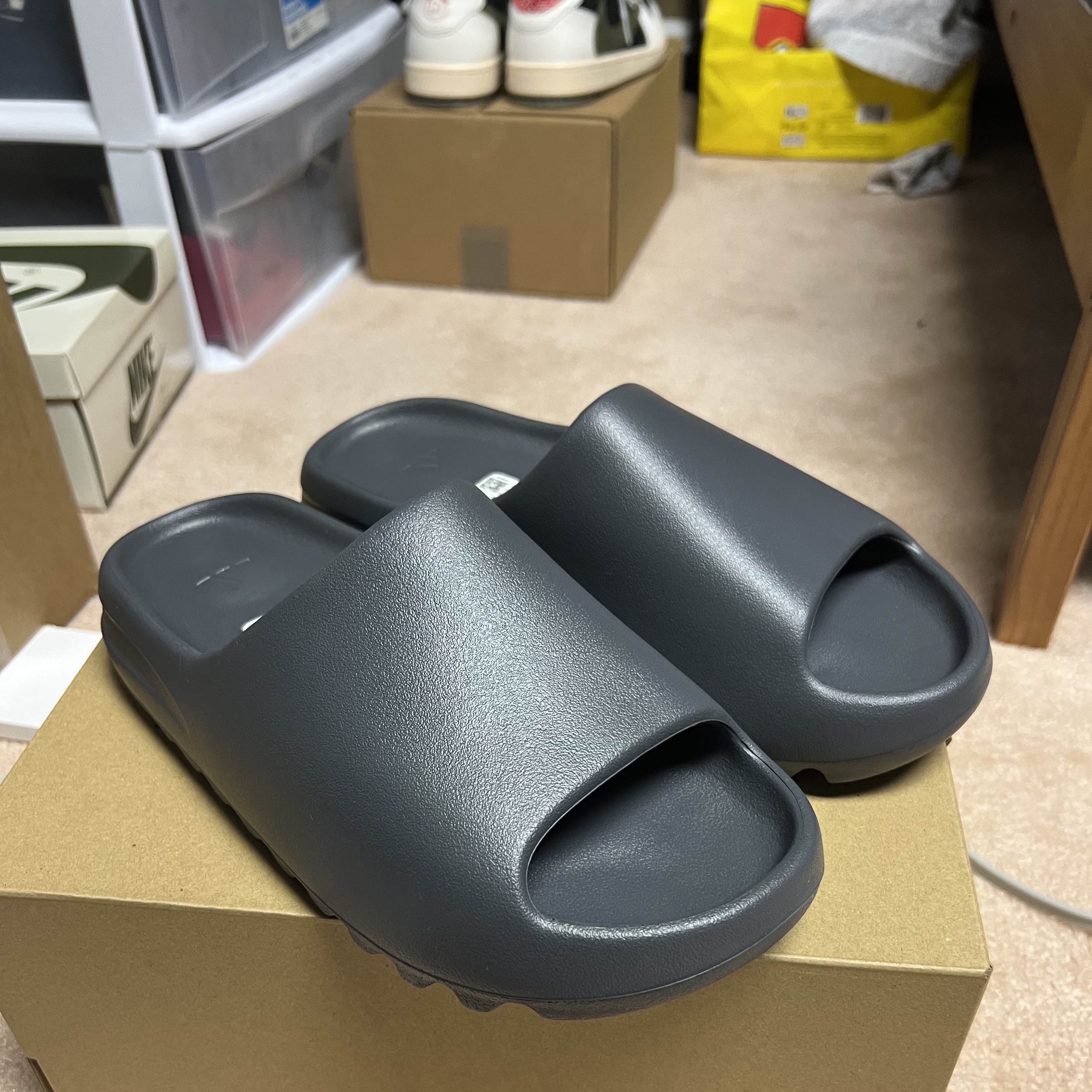 Adidas Yeezy Slide Slate Grey 착용 스타일