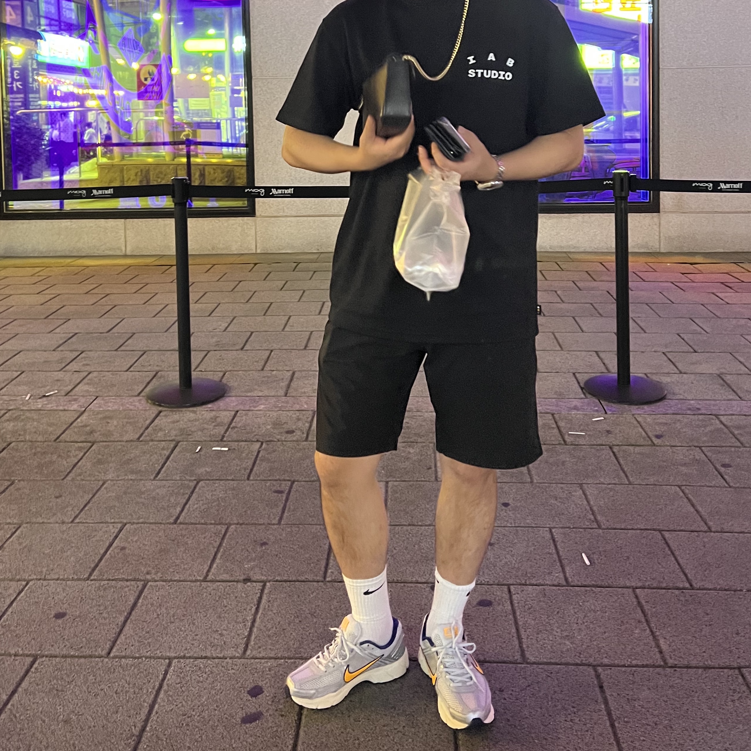 Nike Zoom Vomero 5 Pure Platinum and Laser Orange, IAB Studio 10th Anniversary T-Shirt Black 착용 스타일 - 1