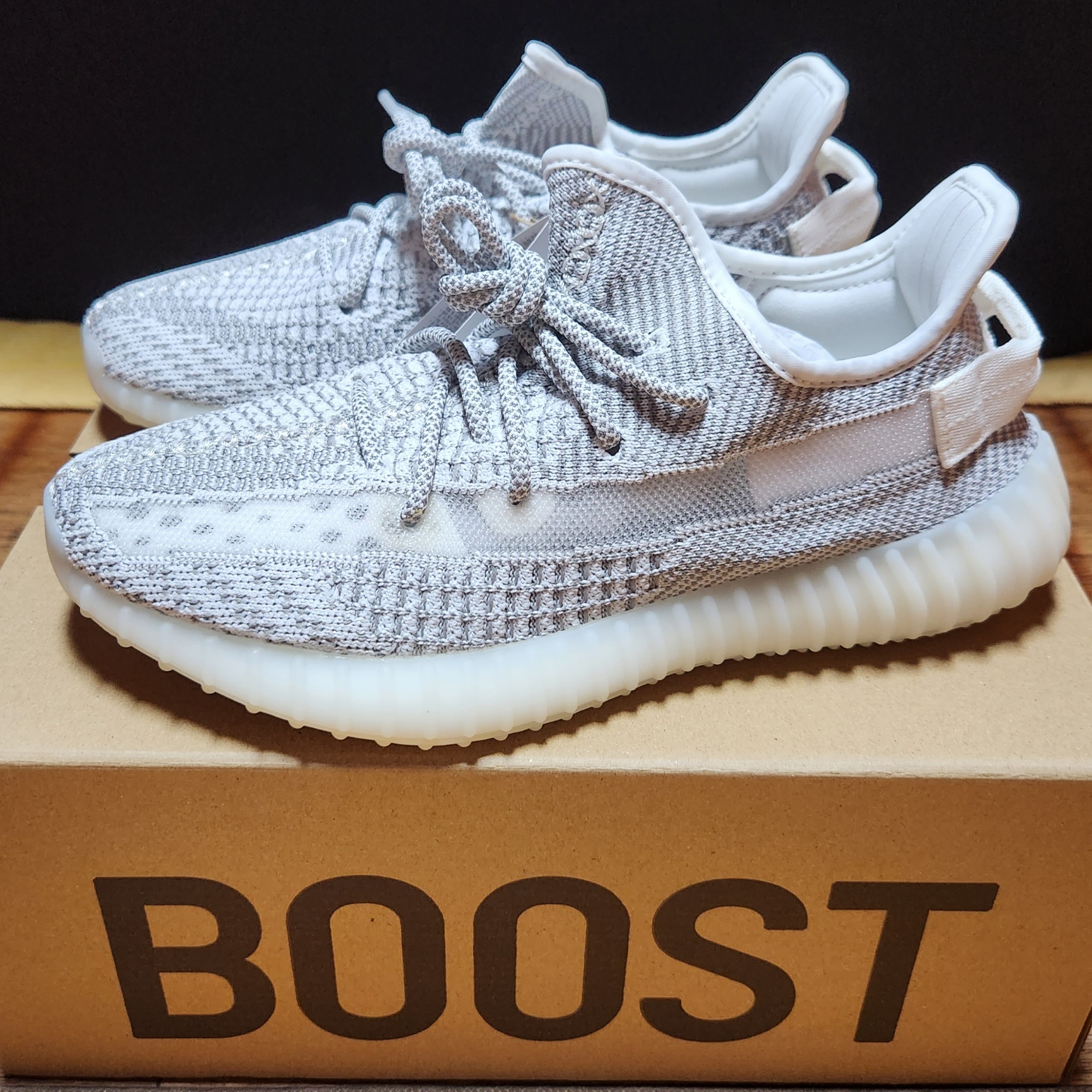 Adidas Yeezy Boost 350 V2 Static 2023 착용 스타일 - 3