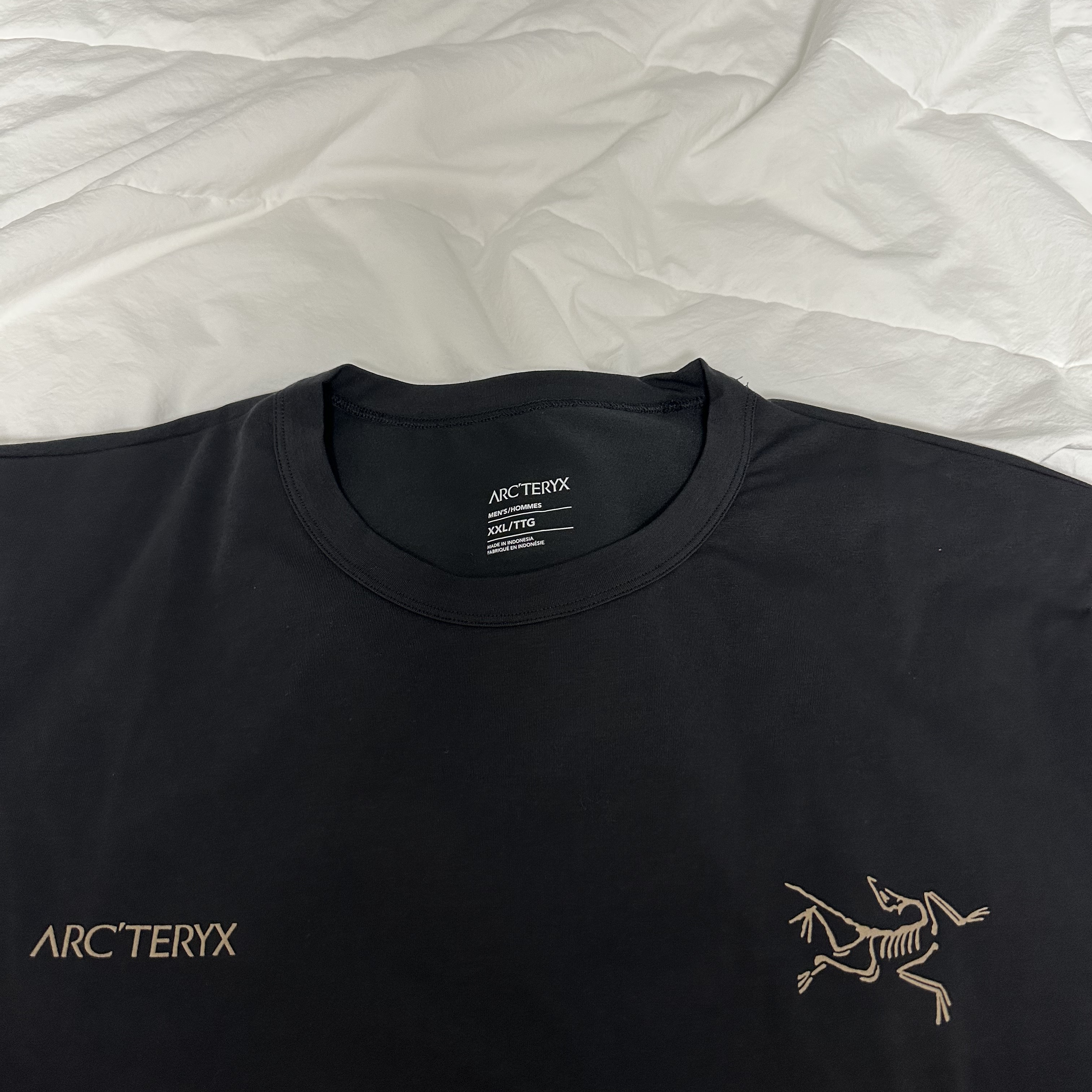Arc'teryx Captive Split T-Shirt Black Gold 착용 스타일 - 2