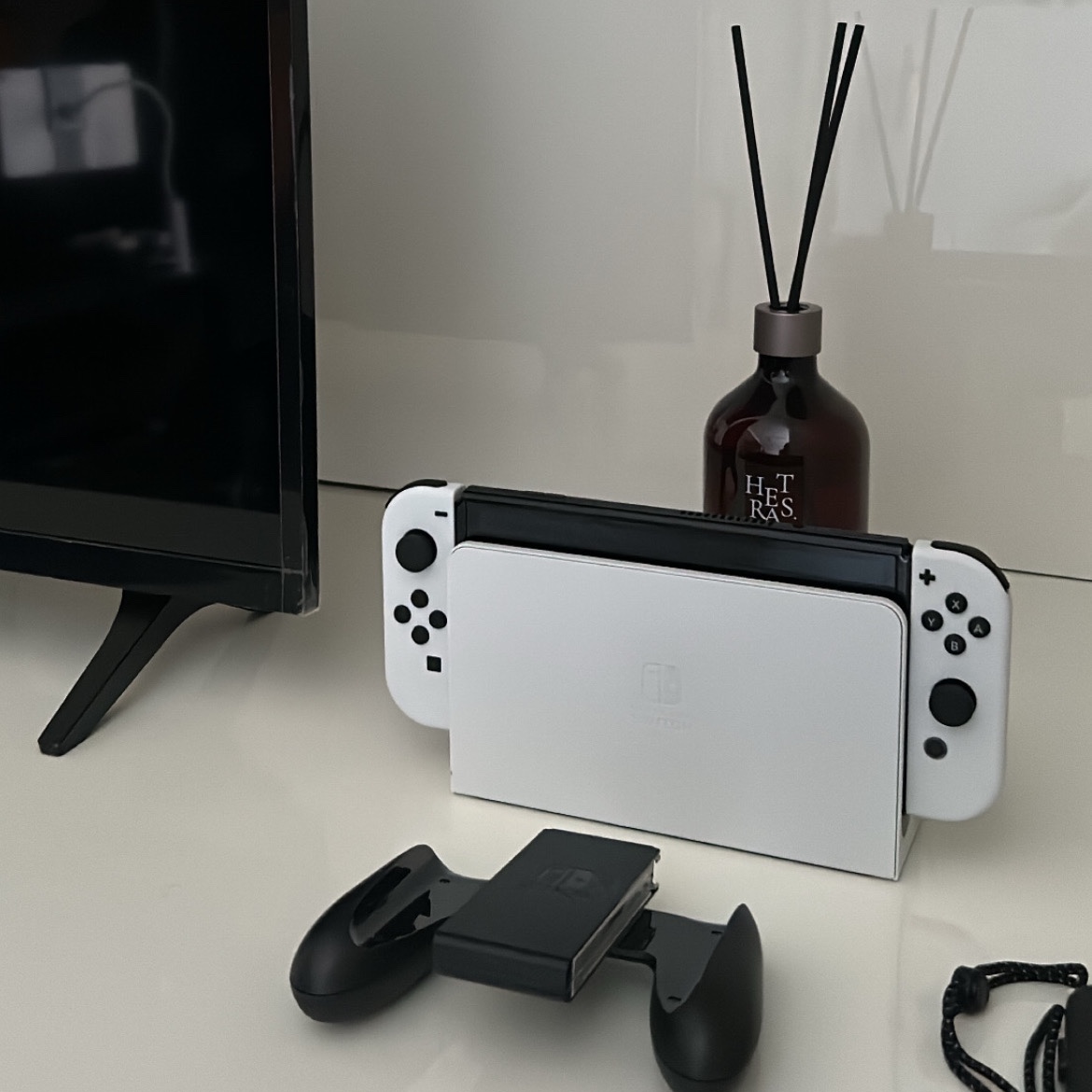 Nintendo Switch OLED White (Korean Ver.) 착용 스타일 - 4