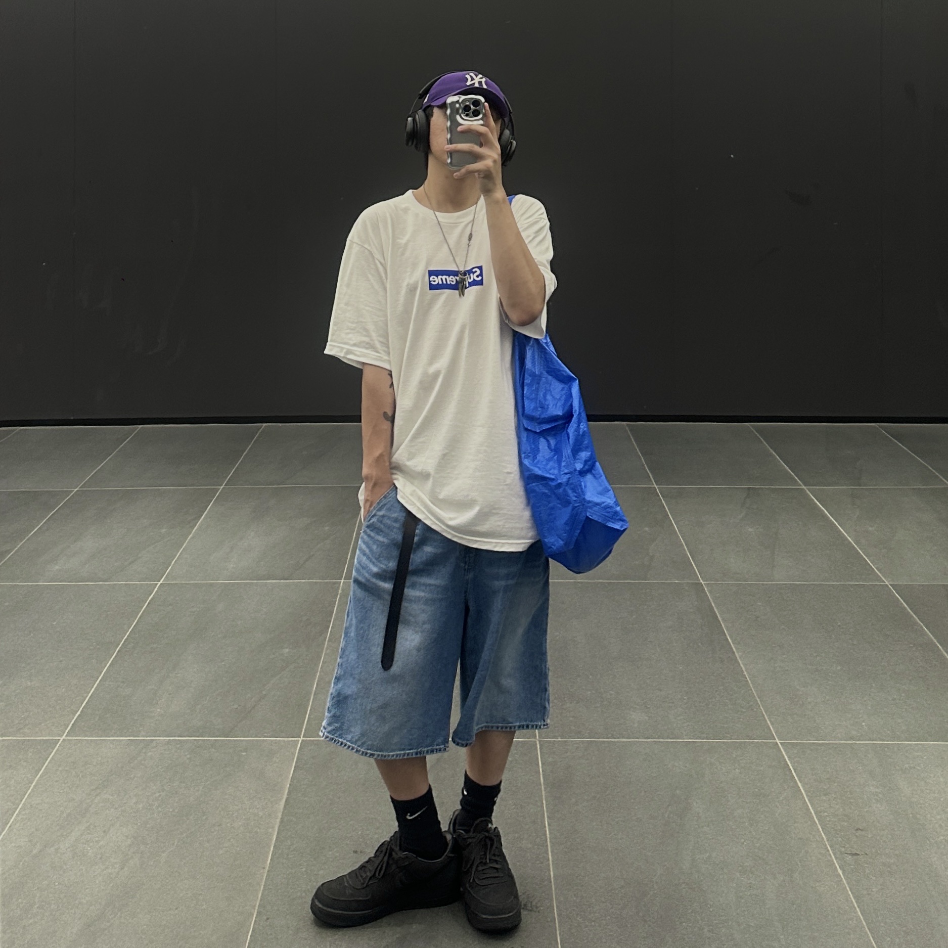Supreme Seoul Box Logo T-Shirt White - 23FW, Nike x Stussy Air Force 1 Low Triple Black 착용 스타일 - 1