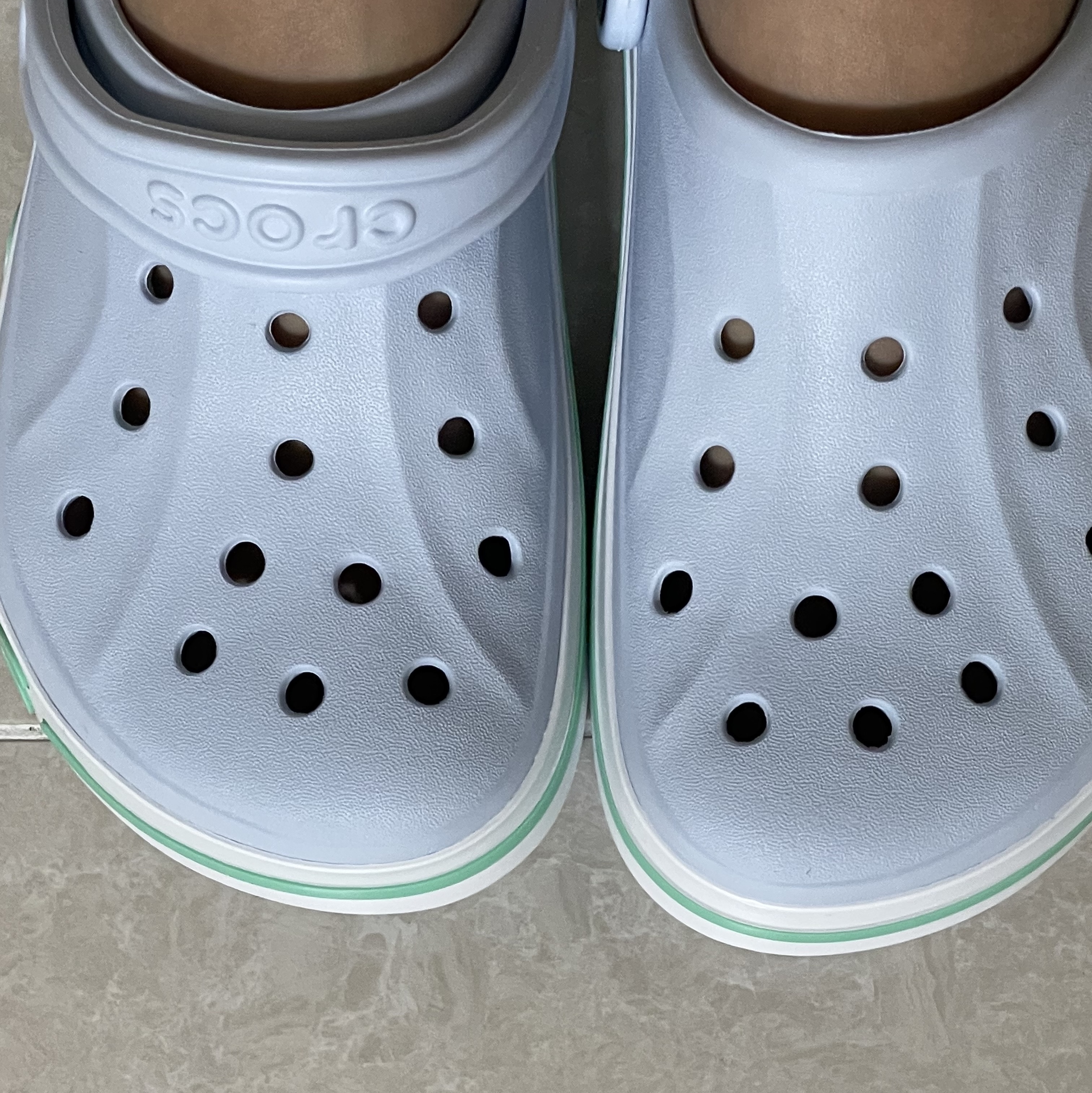 Crocs Bayaband Clog Mineral Blue Pistachio 착용 스타일