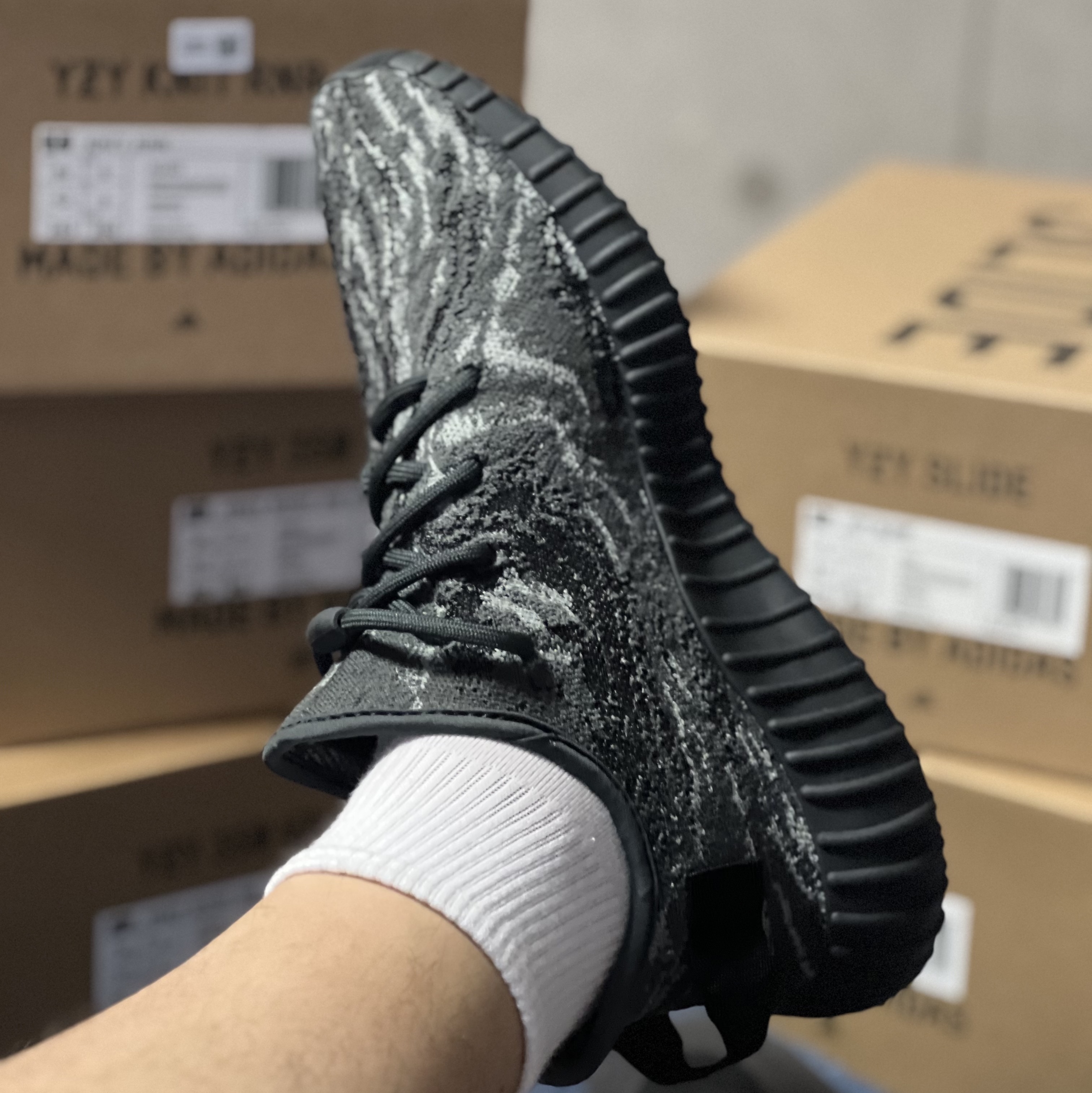 Adidas Yeezy Boost 350 V2 MX Dark Salt 착용 스타일 - 2