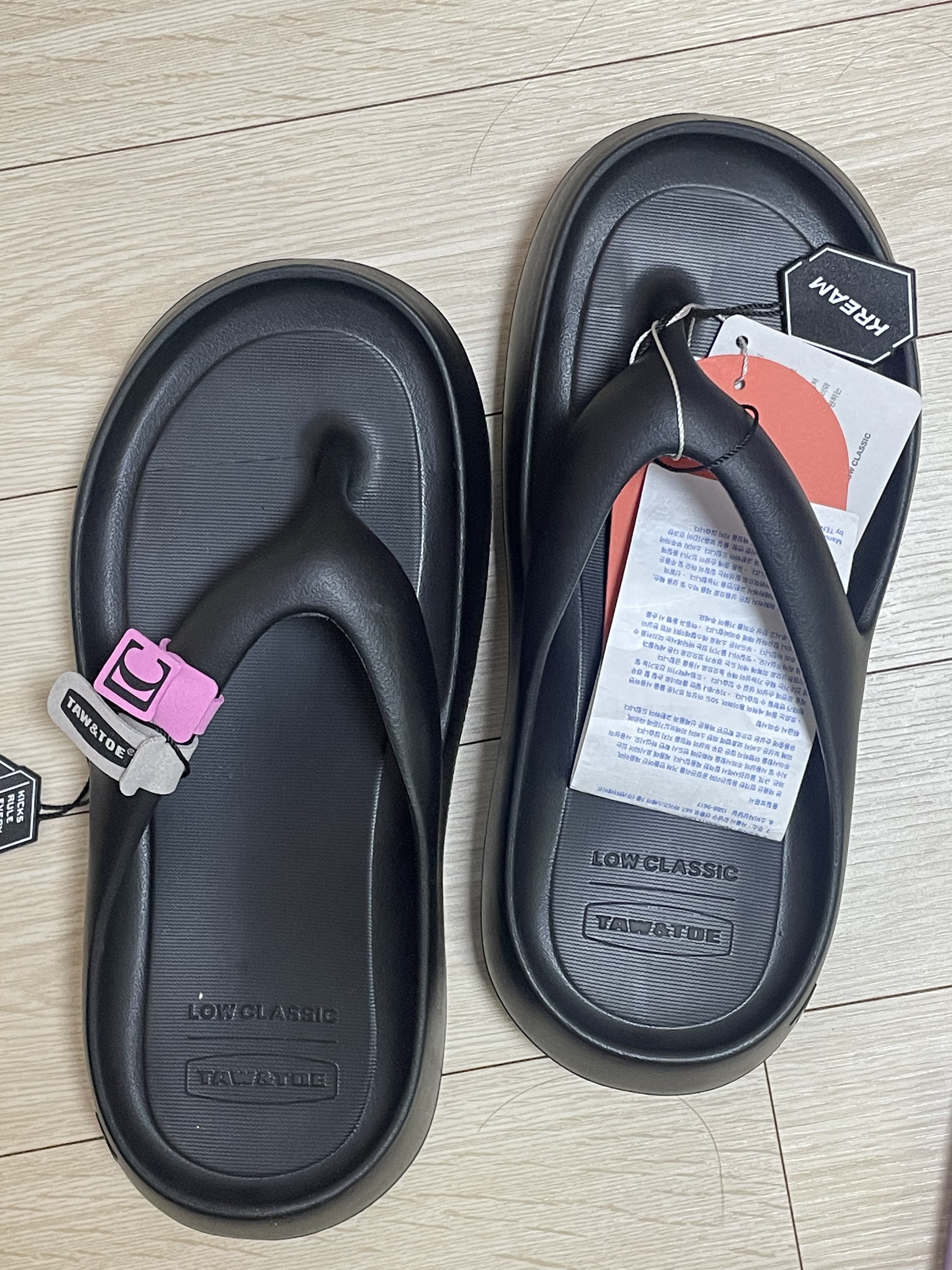Taw&Toe x Low Classic Platform Flip Flop Black 착용 스타일
