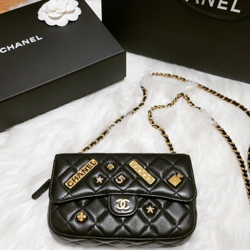 Chanel Flap Phone Holder with Classic Chain Lambskin & Gold Black, Chanel Flap Phone Holder with Classic Chain Grained Calfskin & Gold Black 착용 스타일 - 1