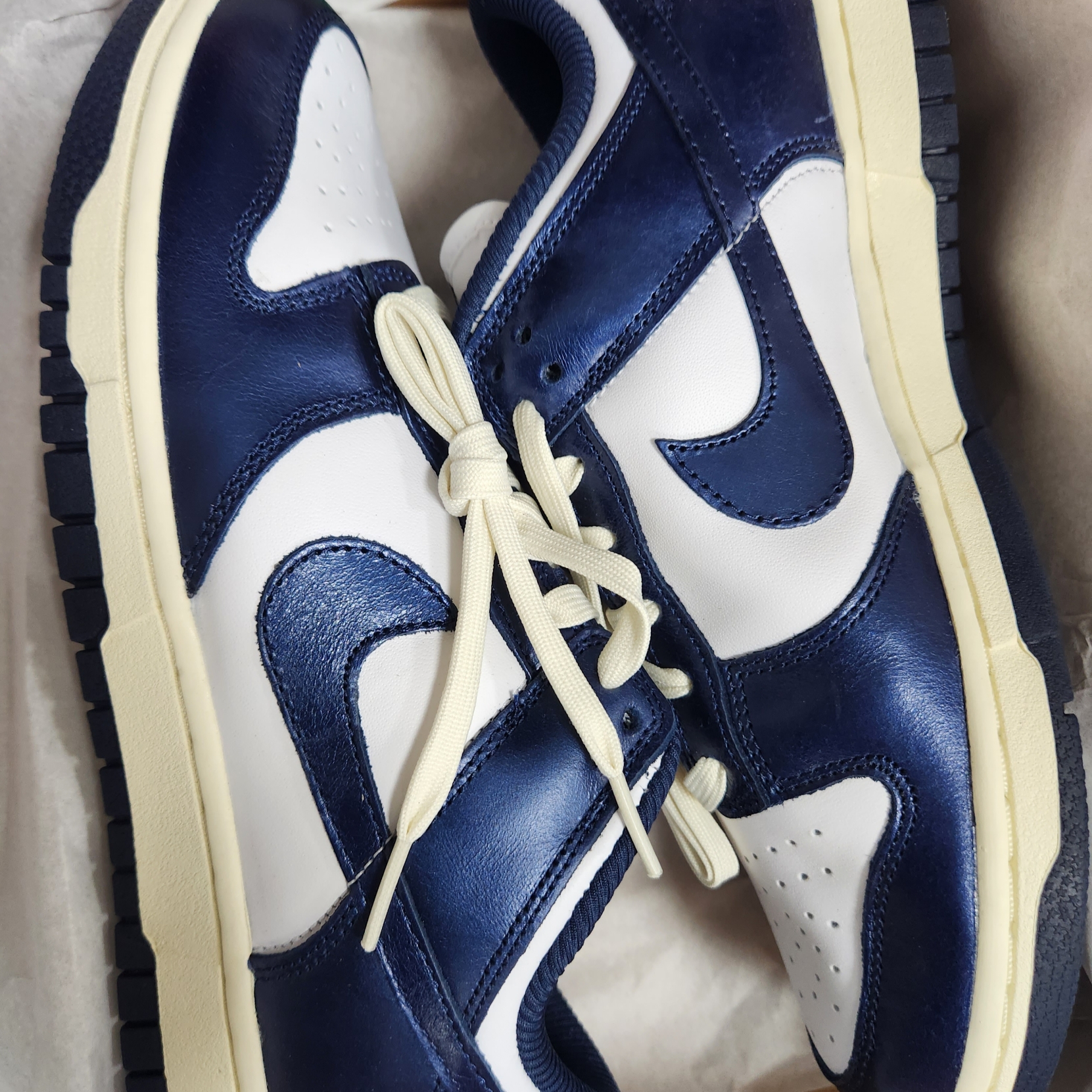 (W) Nike Dunk Low PRM Midnight Navy and White 착용 스타일