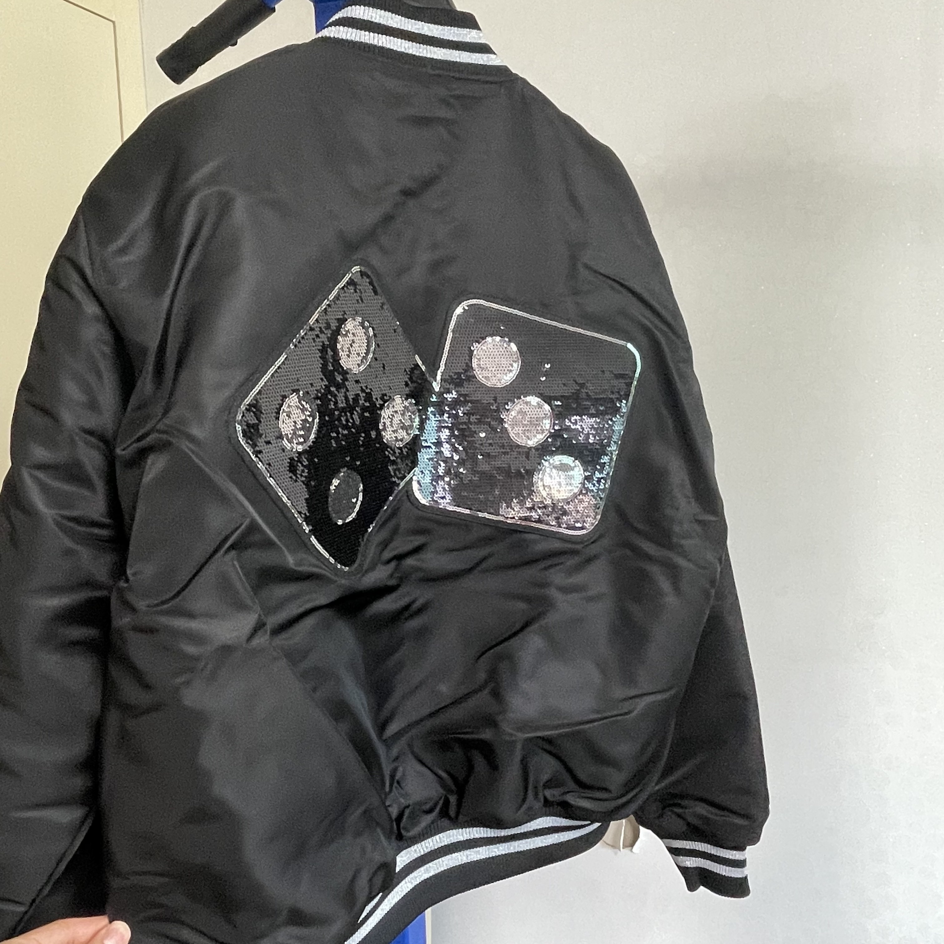 Stussy Sequins Satin Jacket Black 착용 스타일