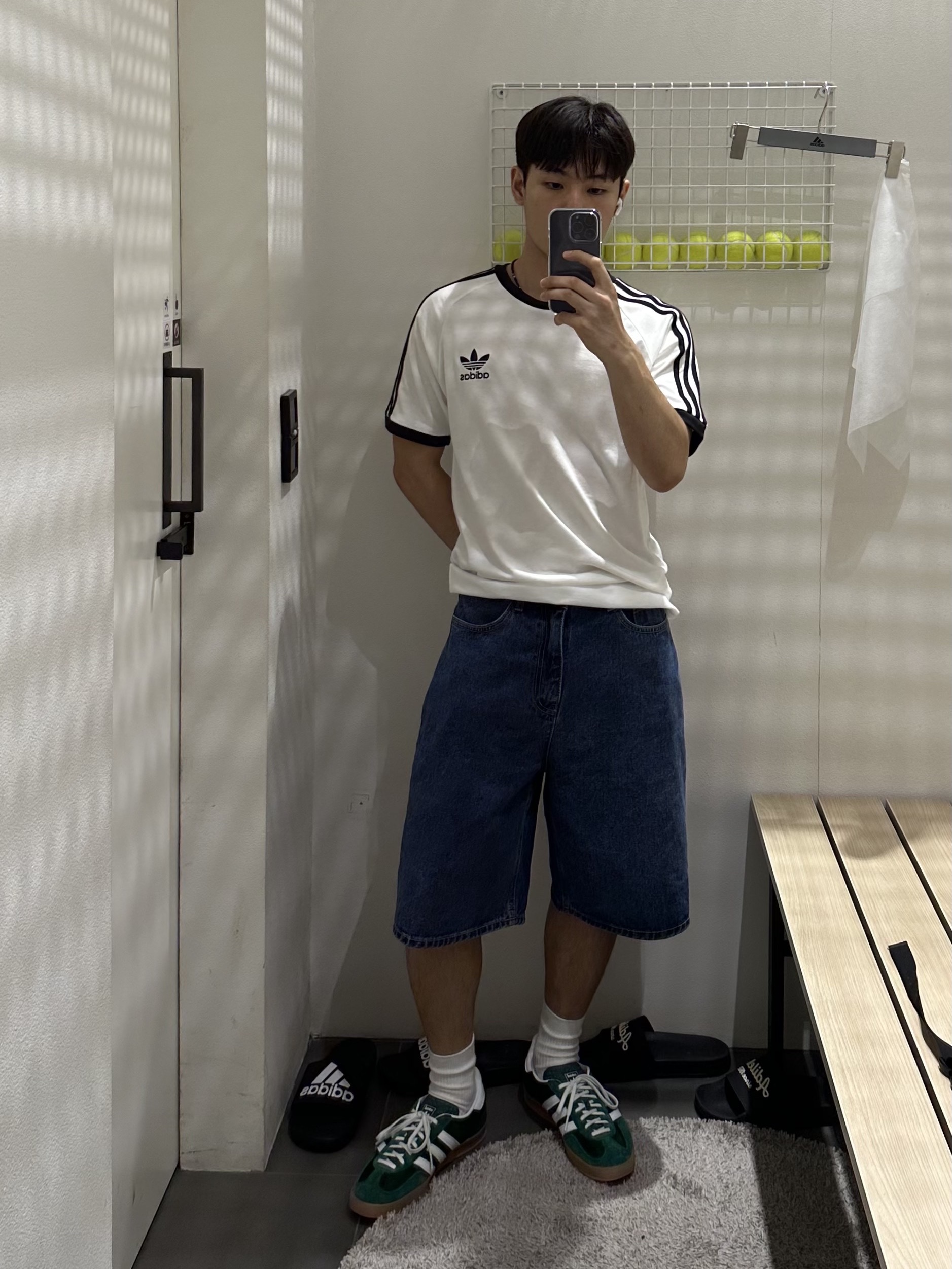 Adidas Gazelle Indoor Collegiate Green, (W) Adidas Adicolor Classics Slim 3S T-Shirt White - KR Sizing 착용 스타일 - 1