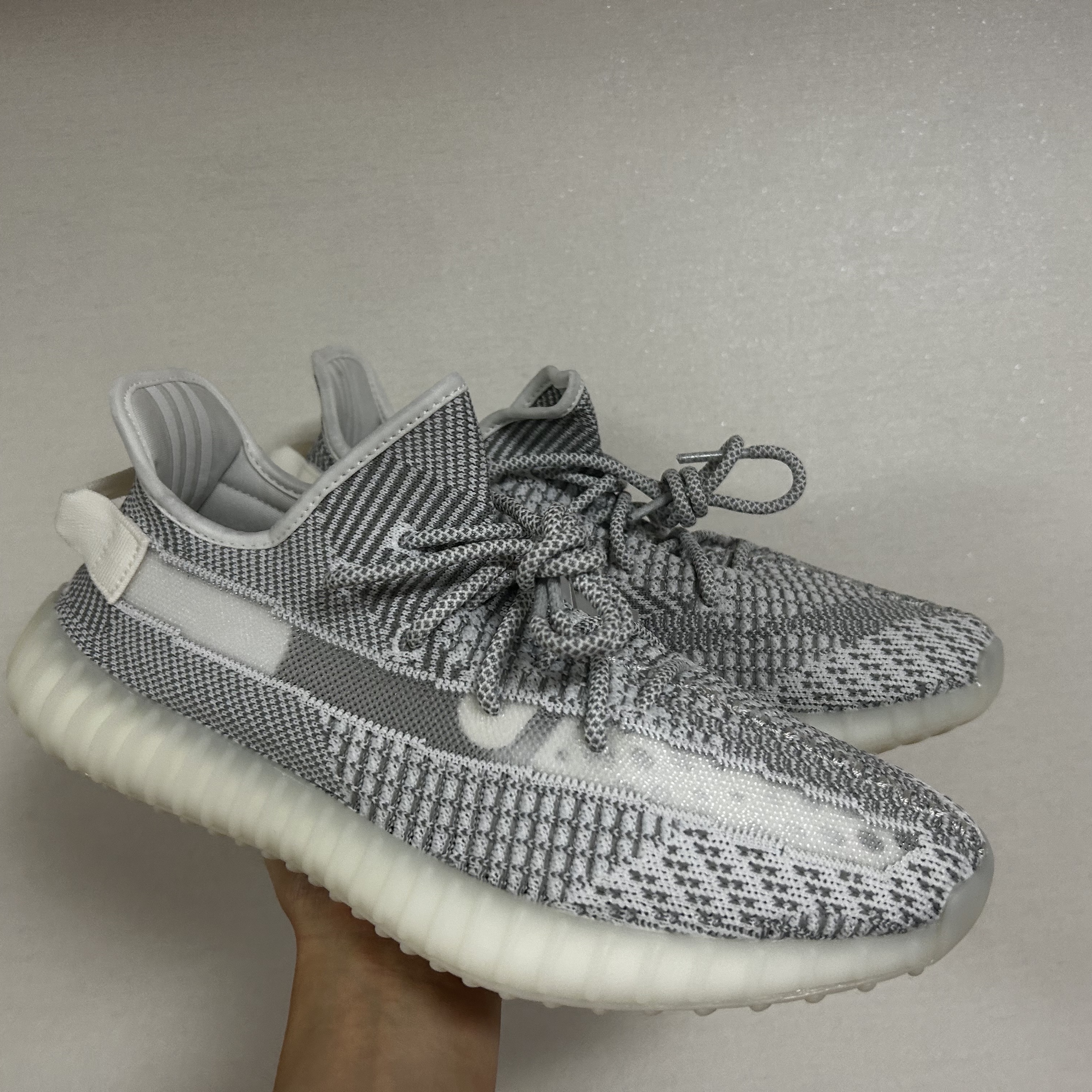 Adidas Yeezy Boost 350 V2 Static 2023 착용 스타일 - 2