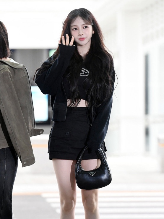 (W) Diesel T-Angie Peekaboo Logo T-Shirt Black, Prada Soft Padded Nappa Leather Mini Bag Black 착용 스타일
