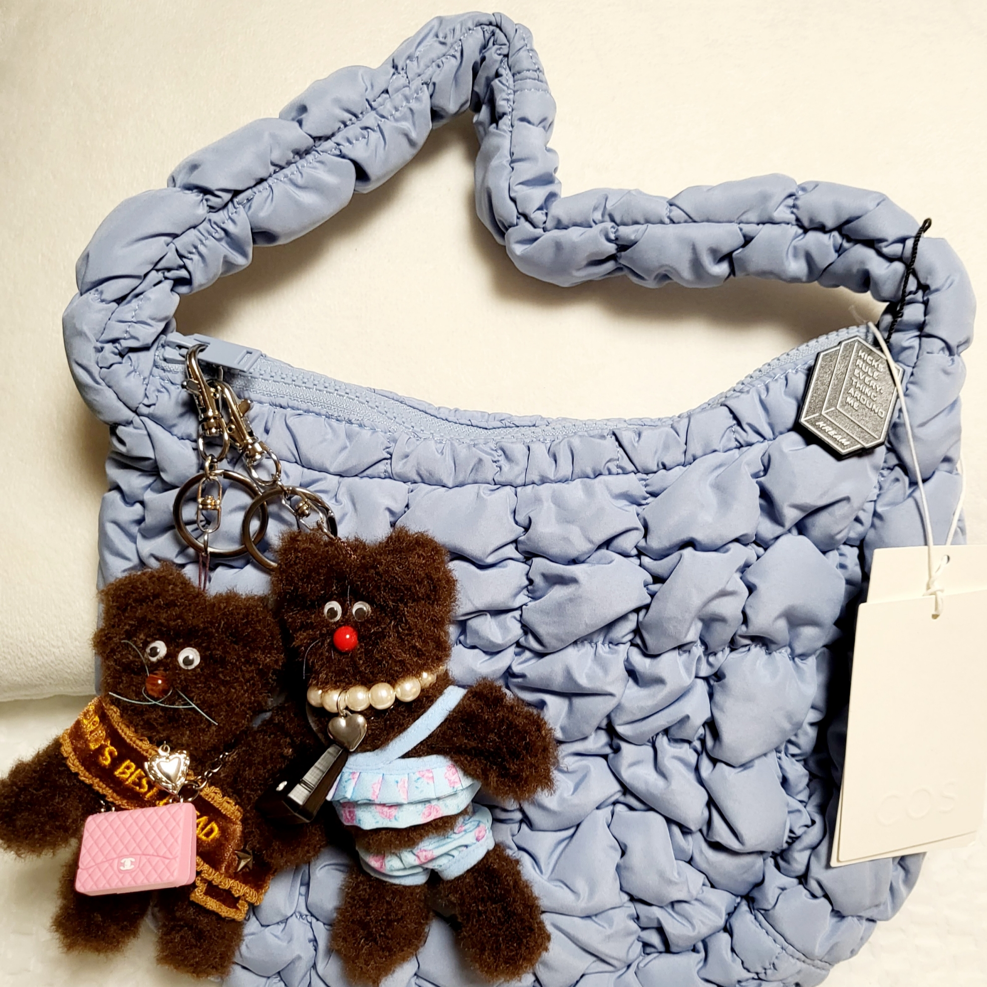 COS Quilted Mini Bag Light Blue, Monamhee Bred Keyring with Pink Pants Brown 착용 스타일 - 1