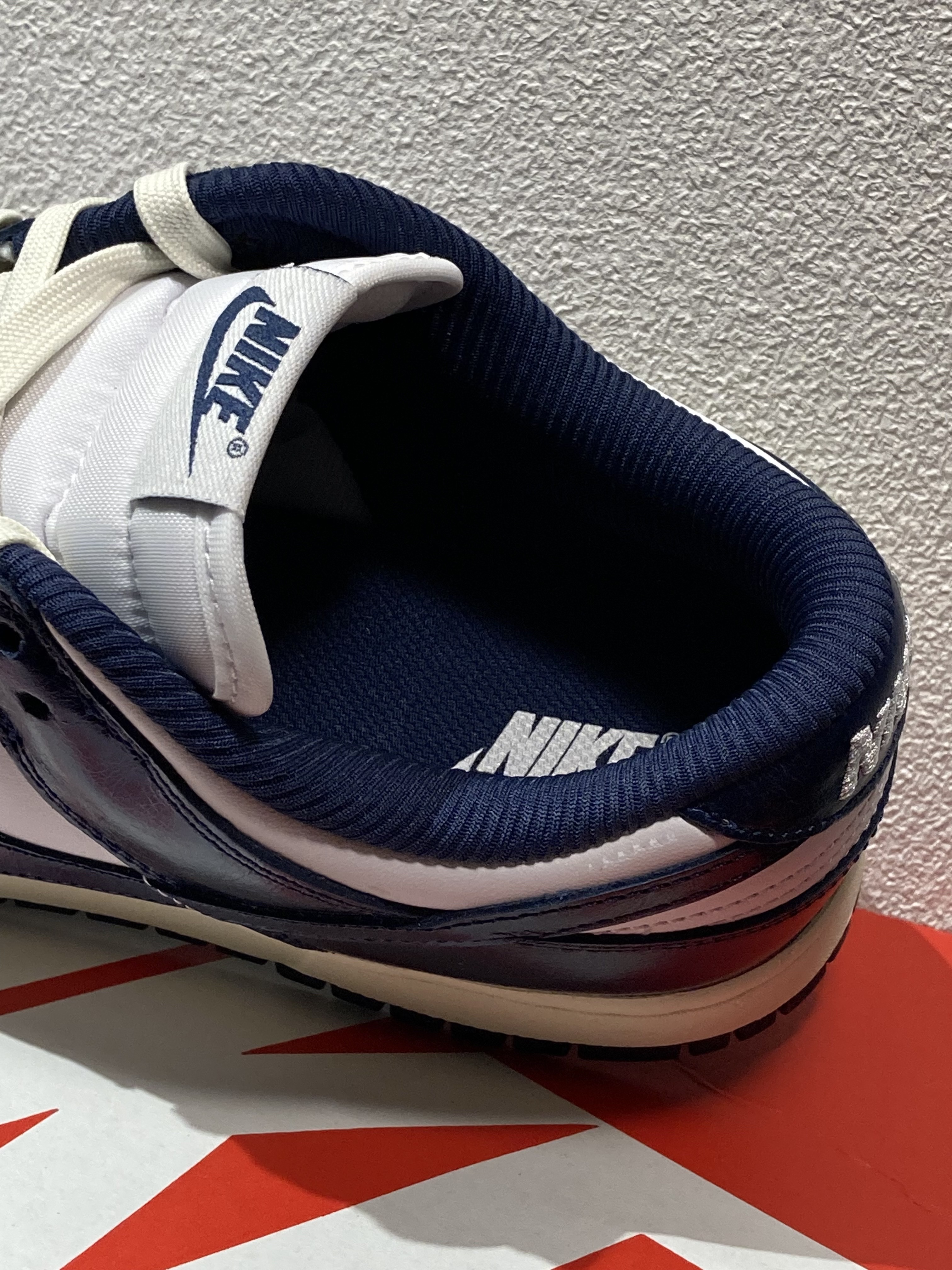(W) Nike Dunk Low PRM Midnight Navy and White 착용 스타일 - 3